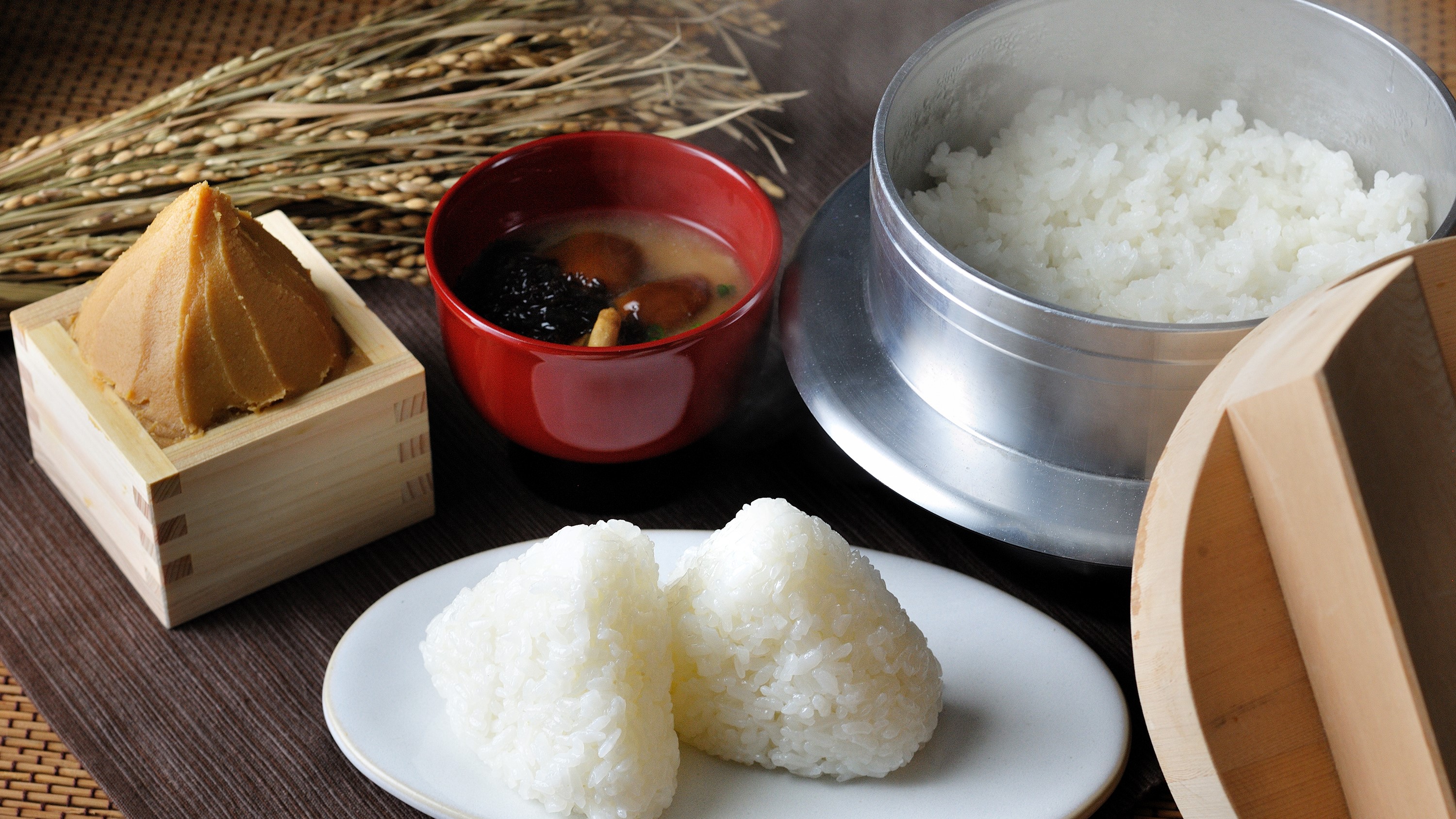 五つ星お米マイスター監修のお米と、坂本商店から仕入れたお味噌を使ったお味噌汁は絶品