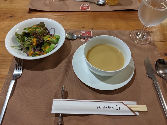 夕食のサラダとスープ