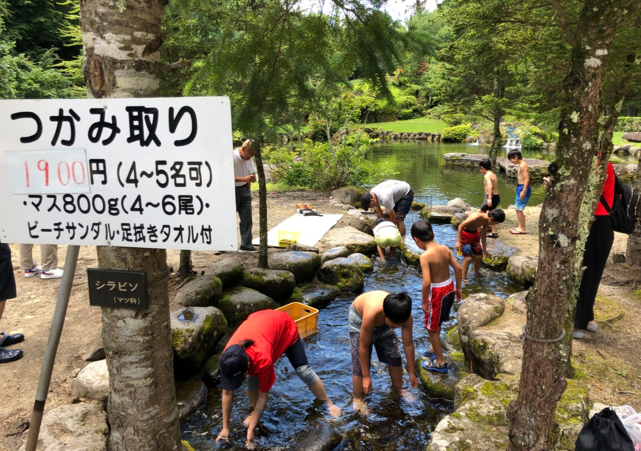 白根魚苑　つかみ取り体験