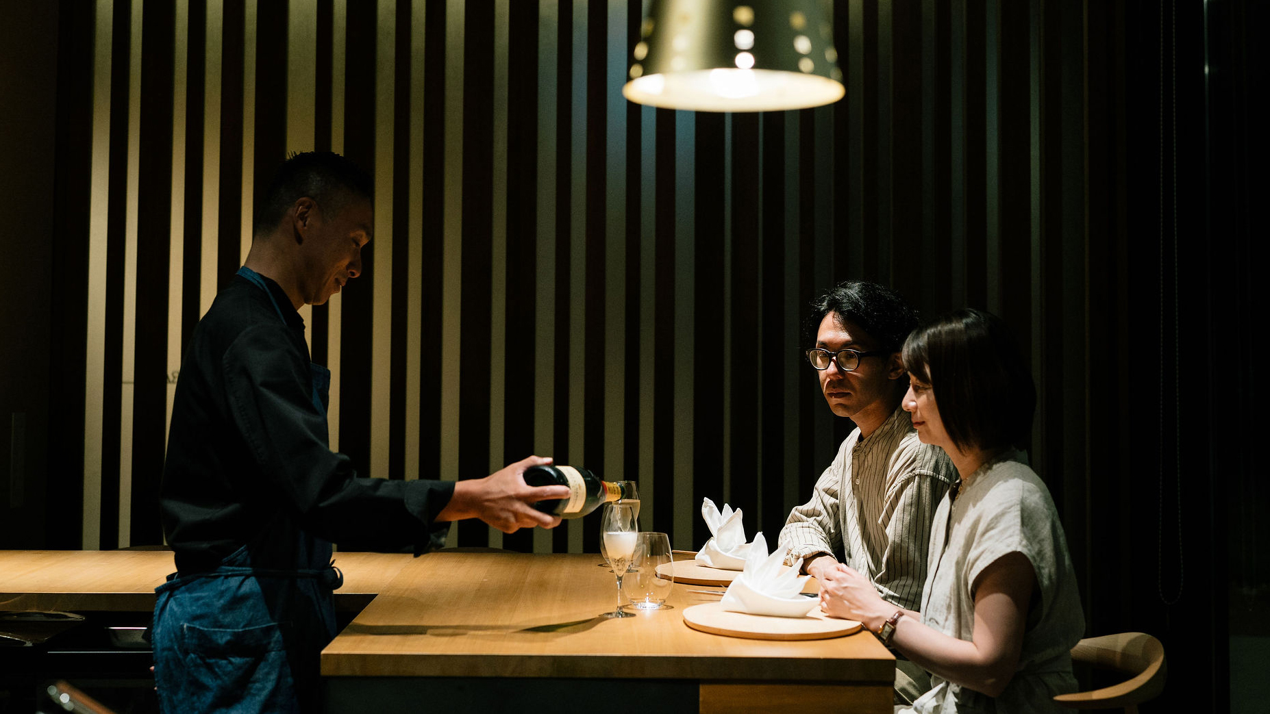 オープンキッチンで一期一会の料理を