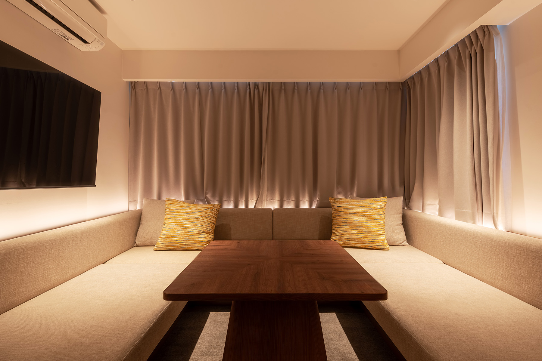 デラックスバンクルーム