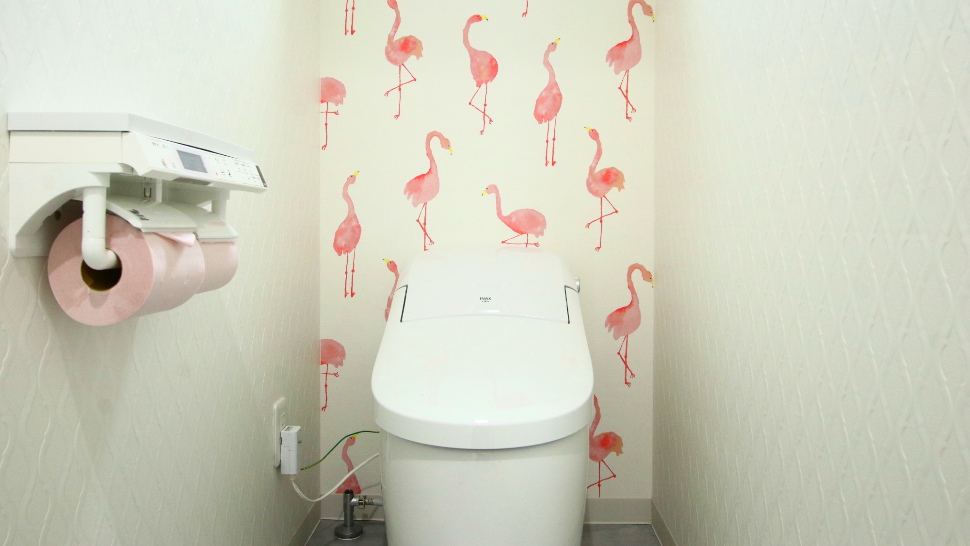 ウォシュレット付トイレ◆MOKAのイメージになっているフラミンゴ壁紙