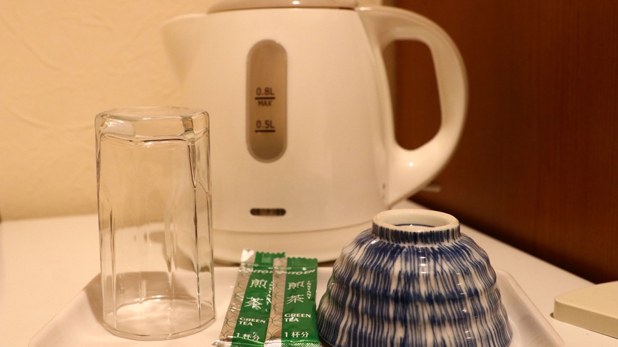 【客室】湯沸かしポットとお茶セットあります