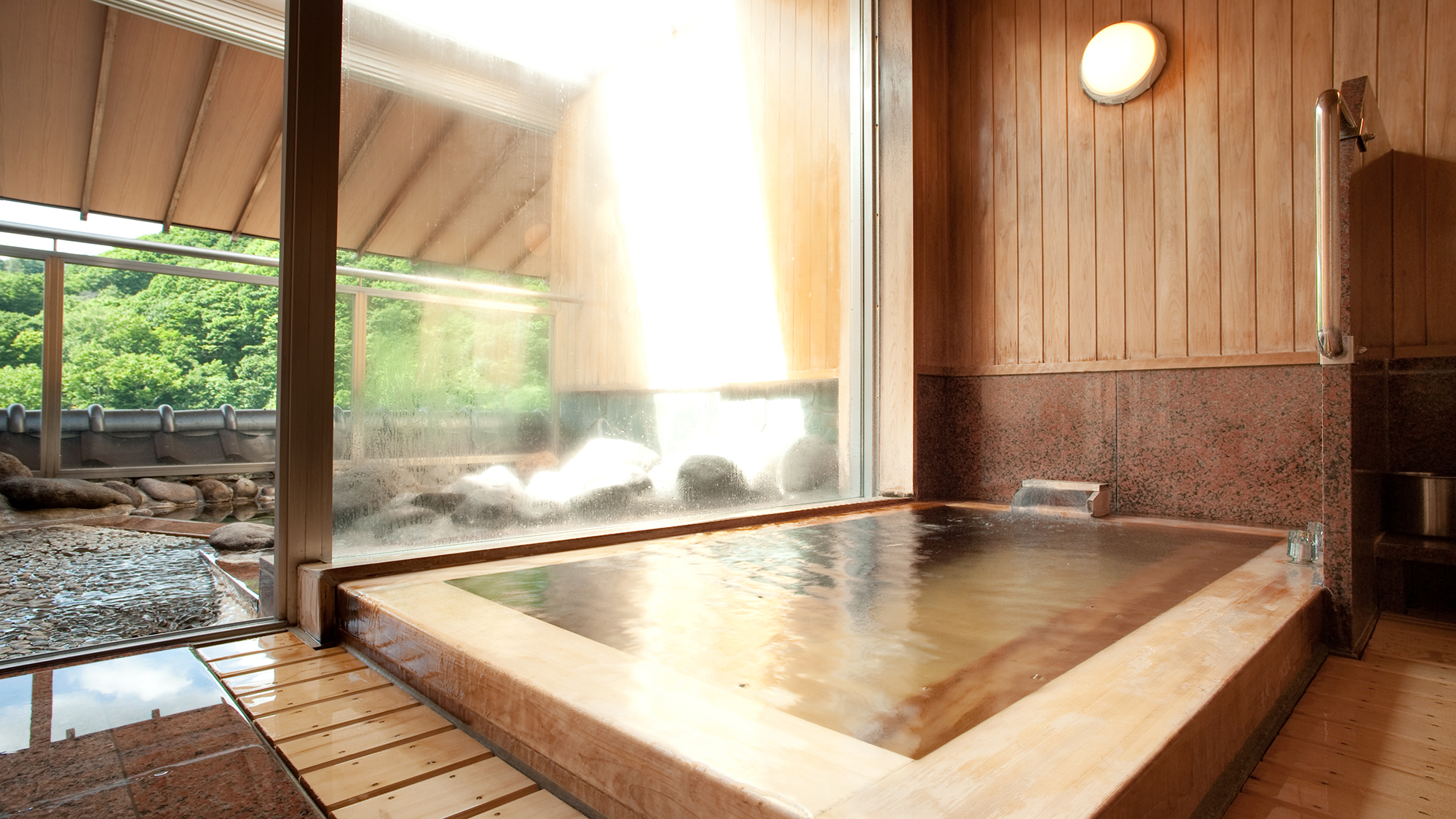 【特別室】最上階のお部屋のお風呂から北湯沢の景色をご覧いただけます