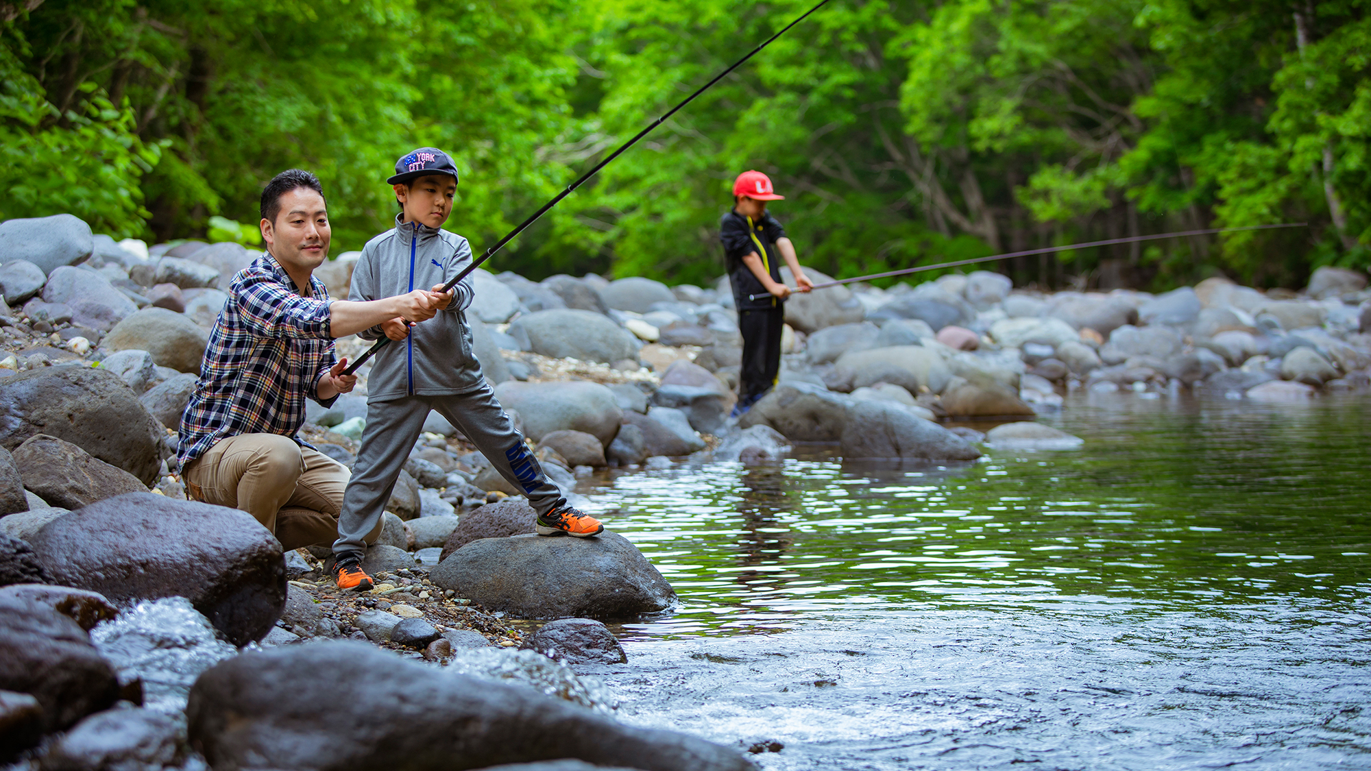 森と川で遊べるのが北湯沢の魅力です。不定期で釣り体験も開催！