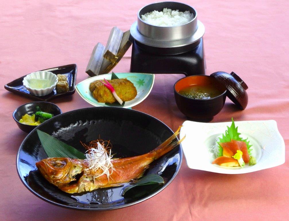 選べる３種の御膳（金目鯛煮付け）