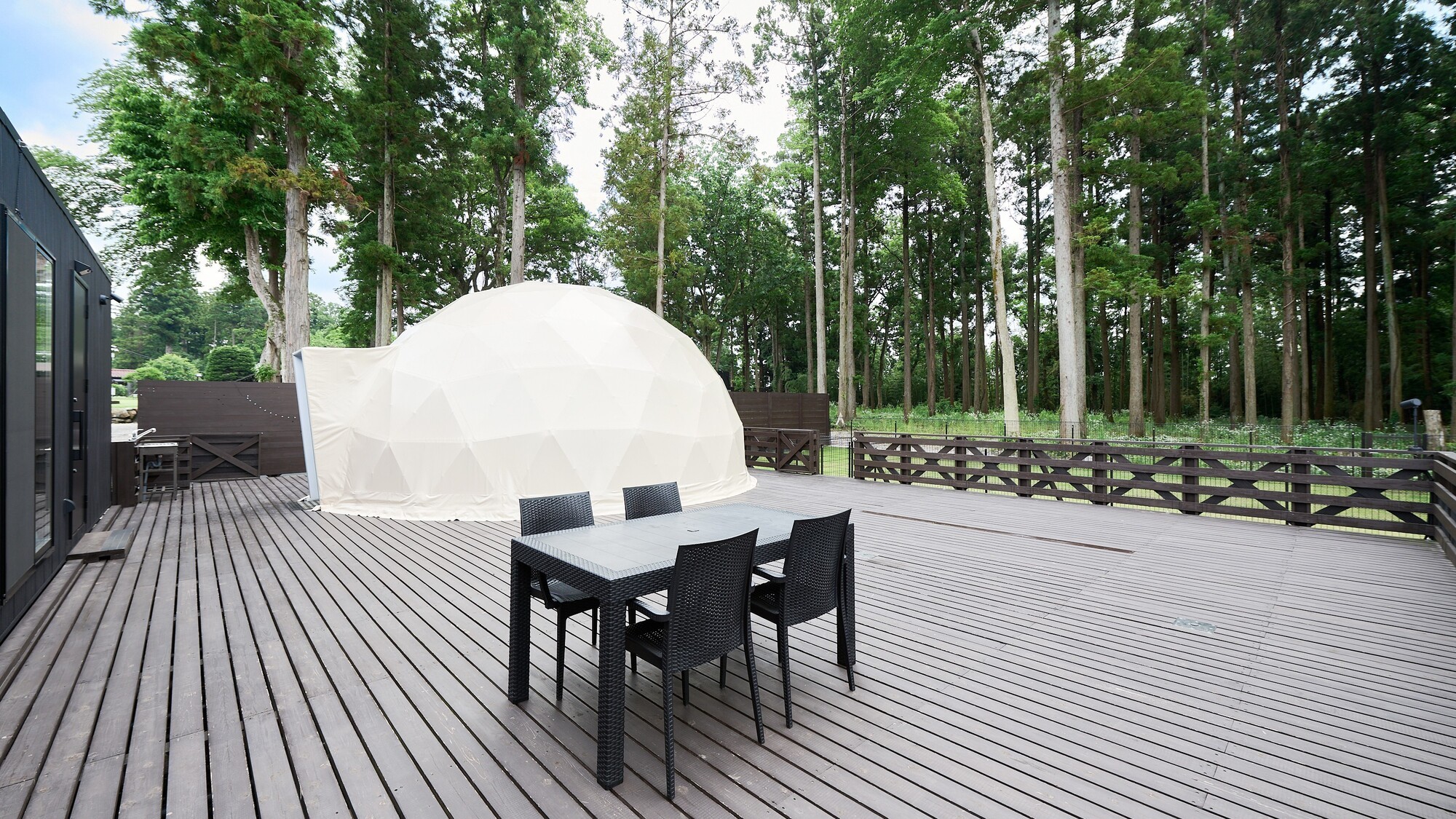 B　デッキ・専用ドッグラン・ドームテント