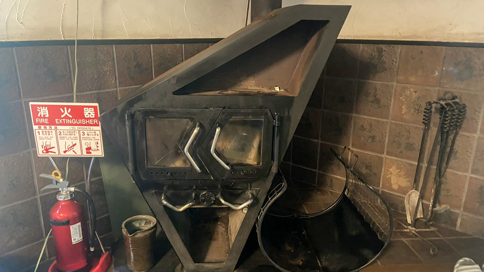 ・【本館・高千穂】冬場は北欧製の薪ストーブがお部屋を暖めます