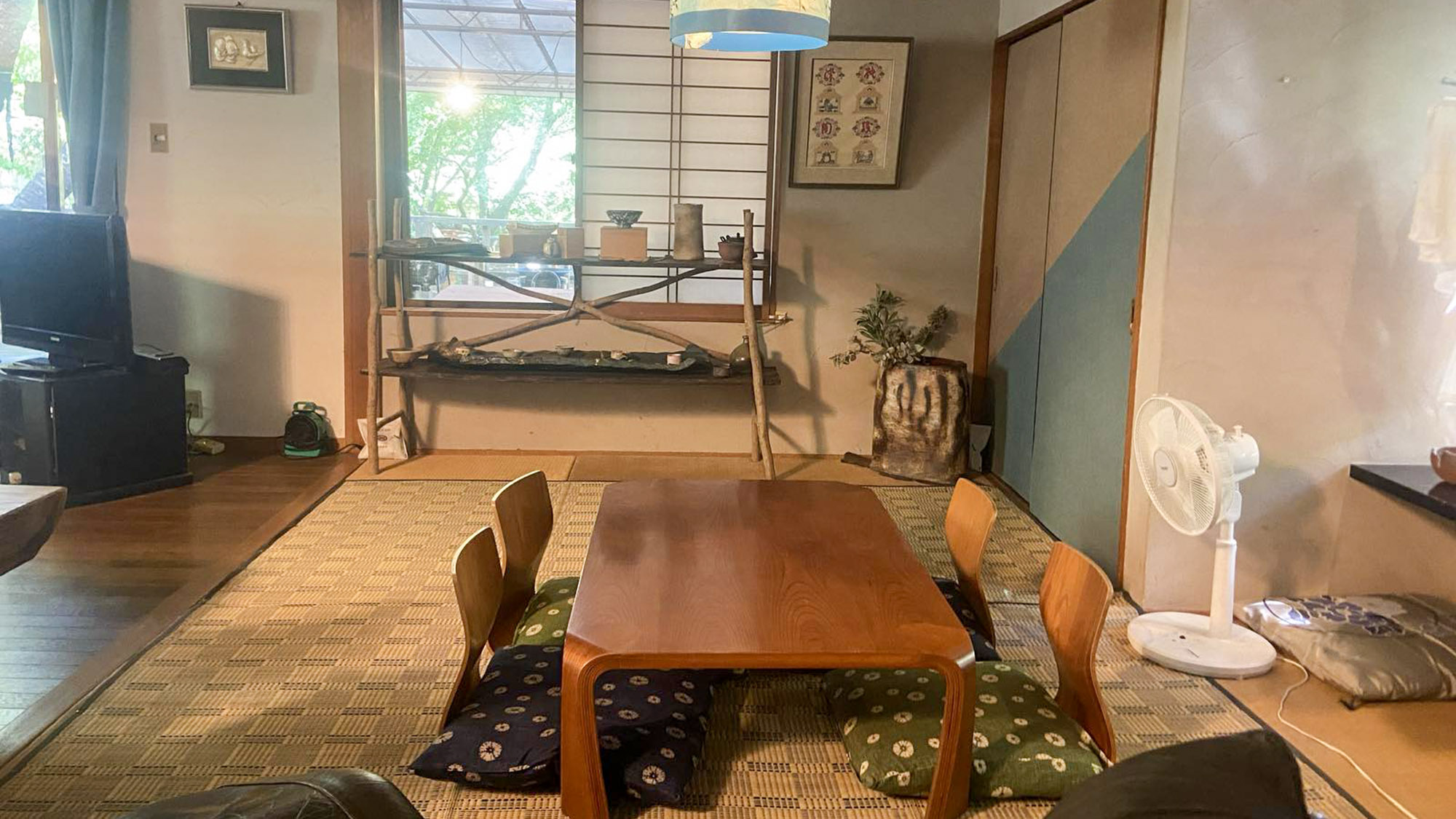 ・【本館・高千穂】座卓を囲んで団欒のひと時。田舎の実家気分でのんびりお寛ぎください