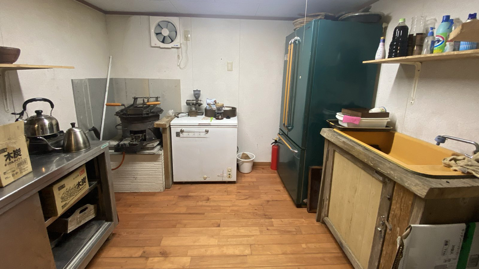 ・【本館・高千穂】通常のキッチンとは別にBBQ用の炊事場を室内に備えています