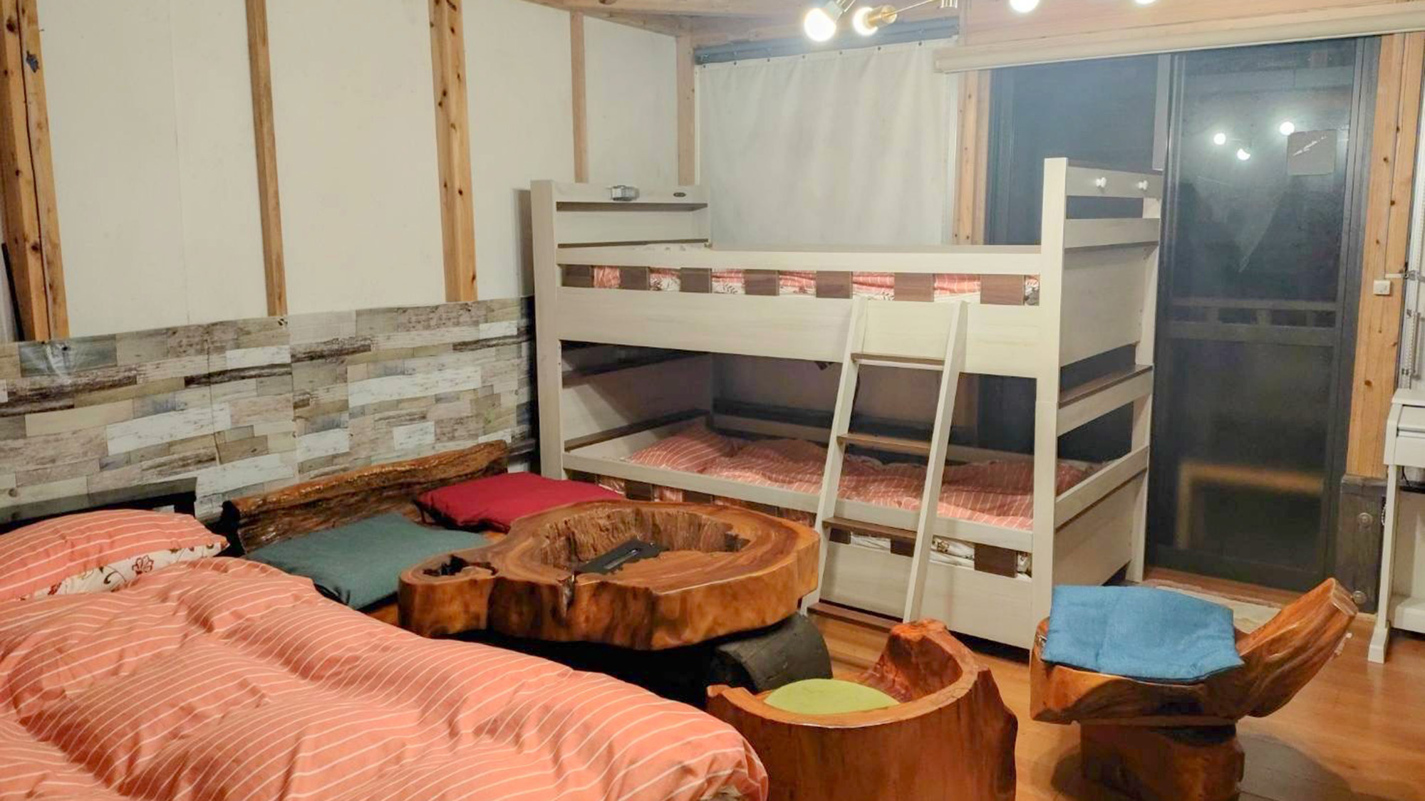 ・【別館・新燃】セミダブルベッド1台、2段ベット1台。定員4名のお部屋です