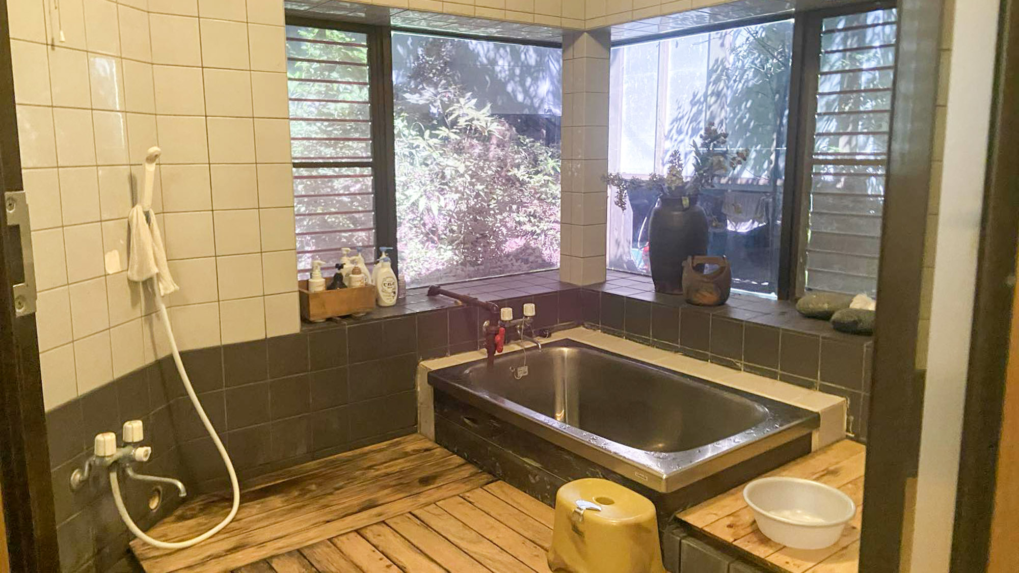 ・【本館・高千穂】二面採光のバスルーム。日当たりや風通しが良く開放感があります