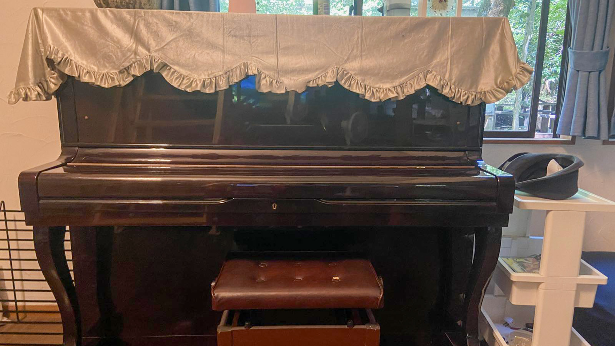 ・【本館・高千穂】リビングに古いピアノを設置。ご自由に演奏していただけます