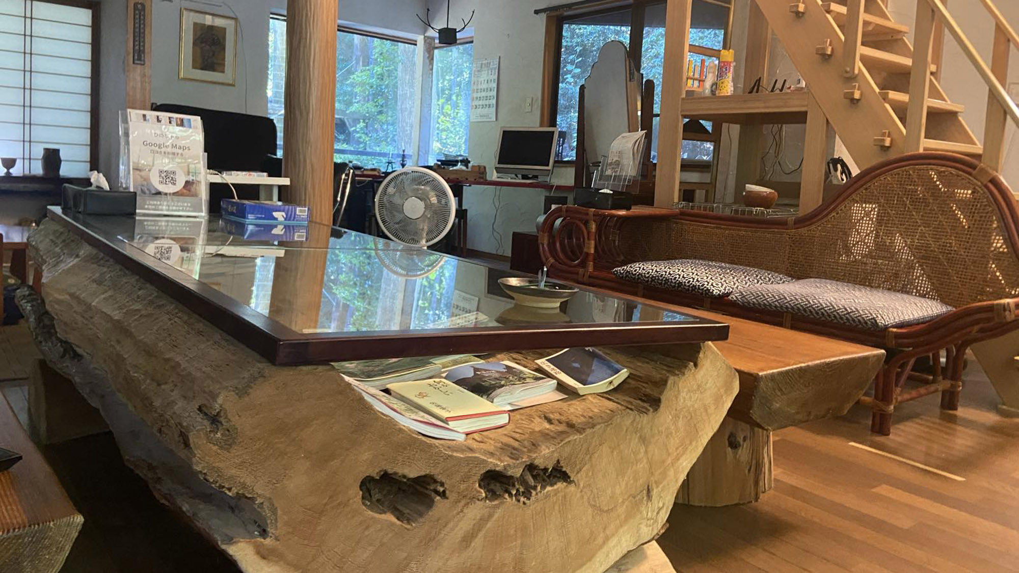 ・【本館・高千穂】杉の大木の幹を活かした大きなダイニングテーブルが印象的