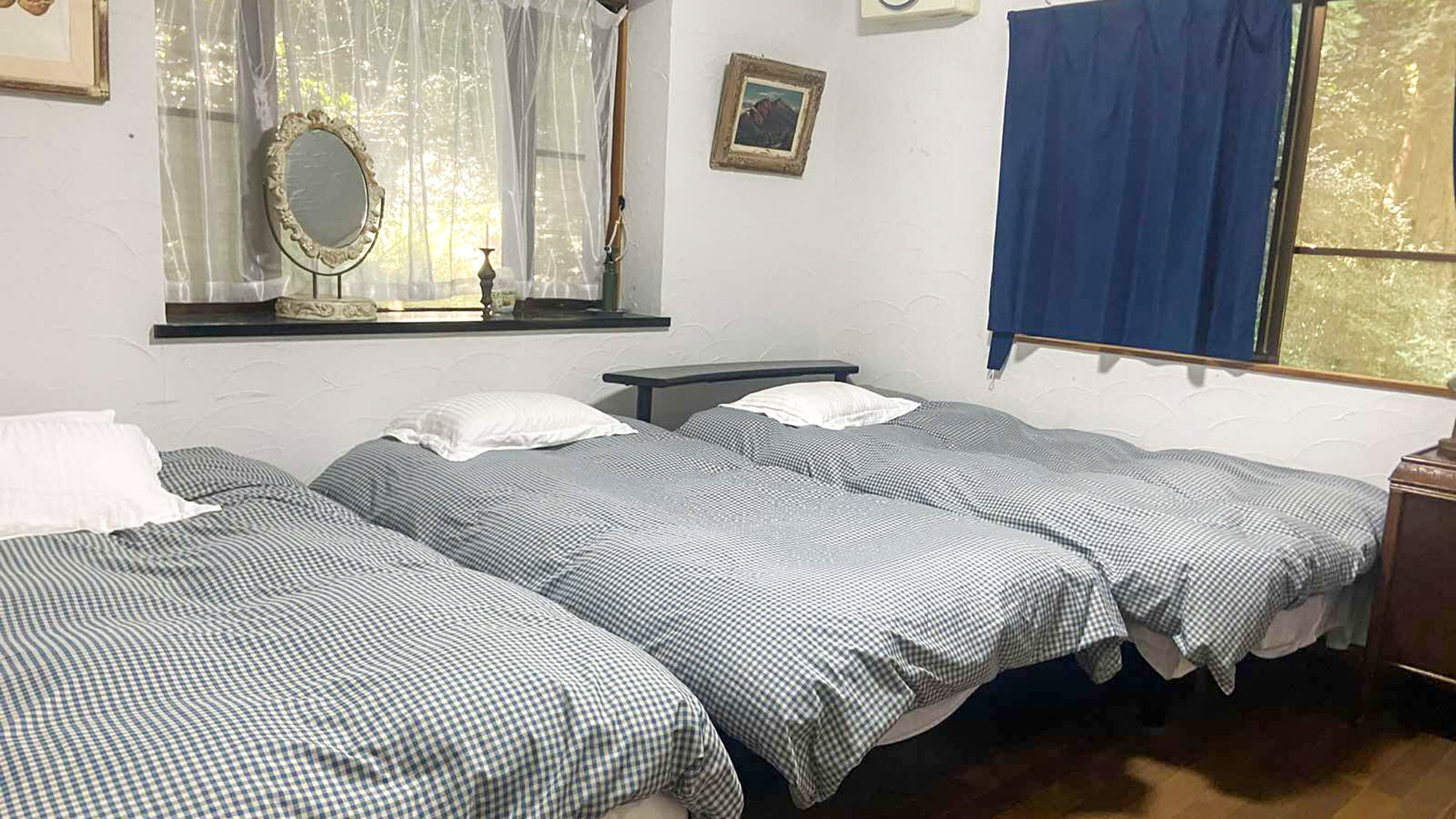 ・【本館・高千穂】シングルベッド3台を備えた寝室。窓の外の緑に癒されます