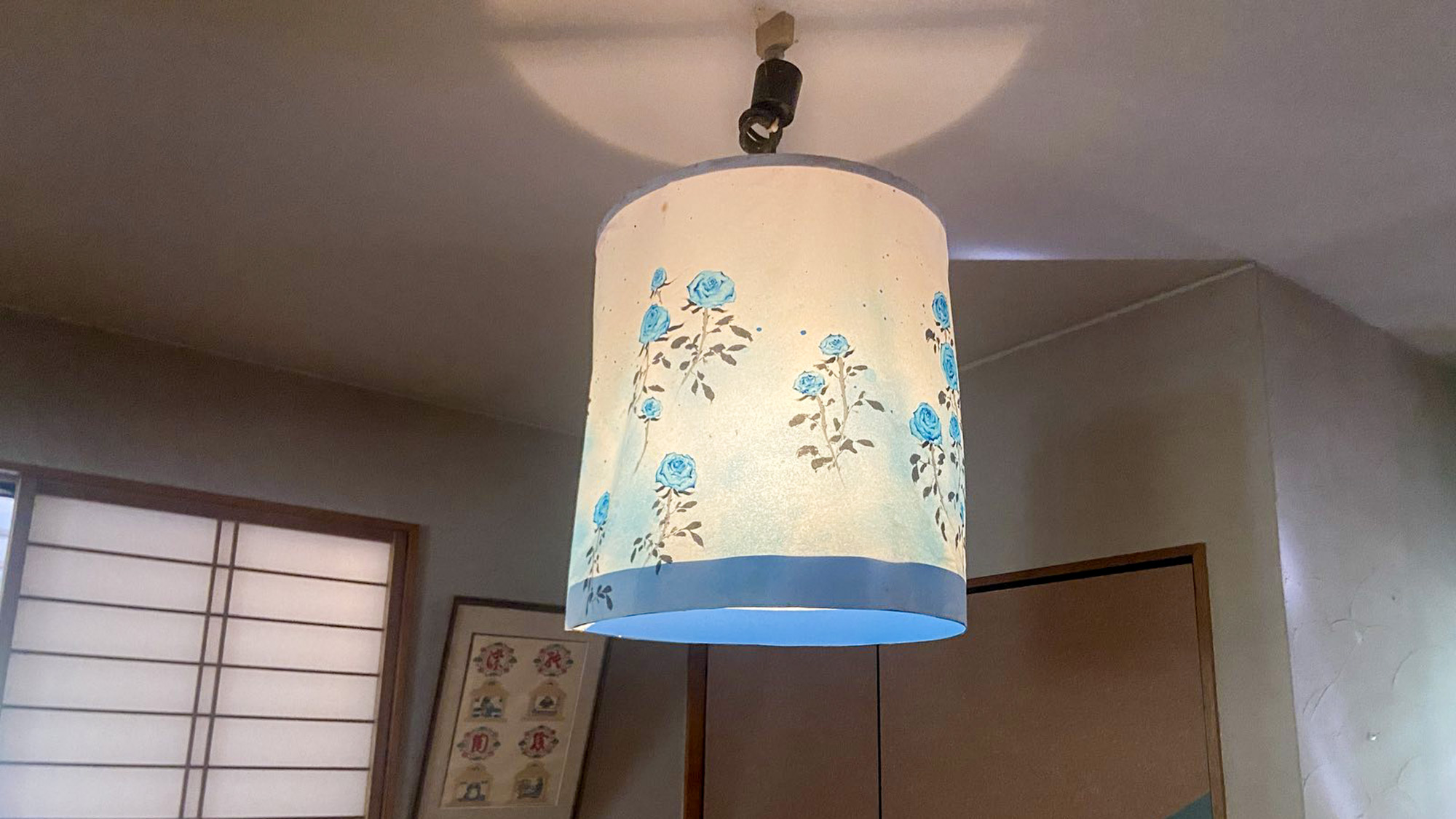 ・【本館・高千穂】青いバラのデザインした個性的なランプシェードがお部屋を明るく照らします