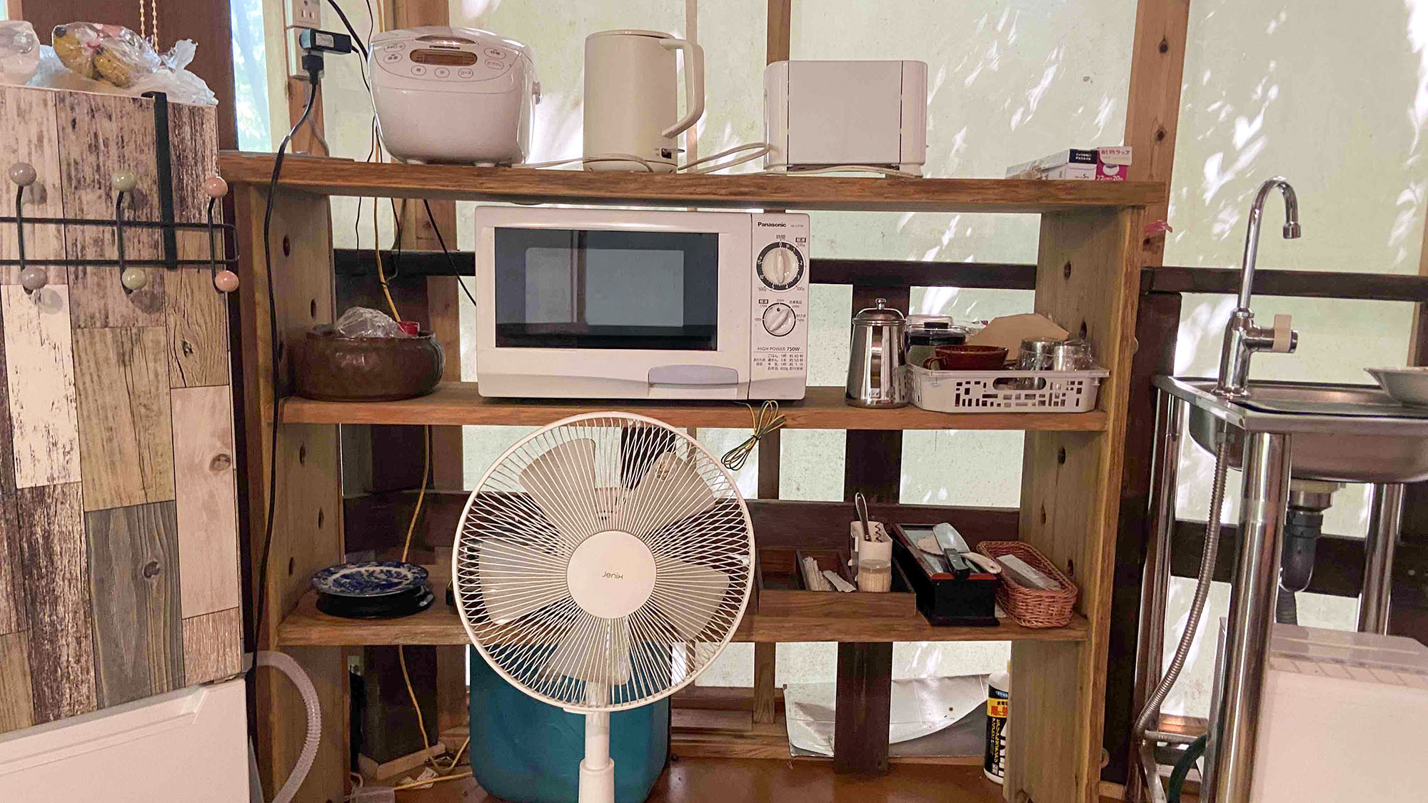 ・【別館・新燃】調理用家電や調理器具は棚にまとめて置いております