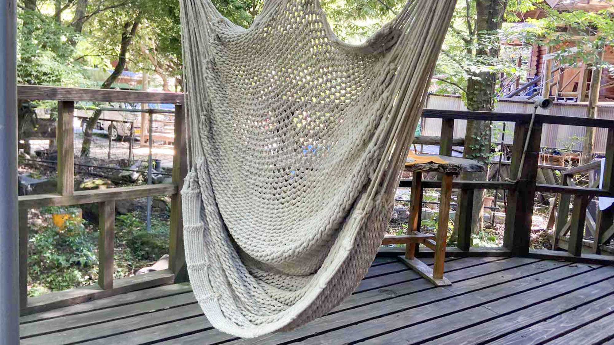 ・【本館・高千穂】ウッドデッキにハンモックをご用意。緑に囲まれて贅沢なお昼寝時間を