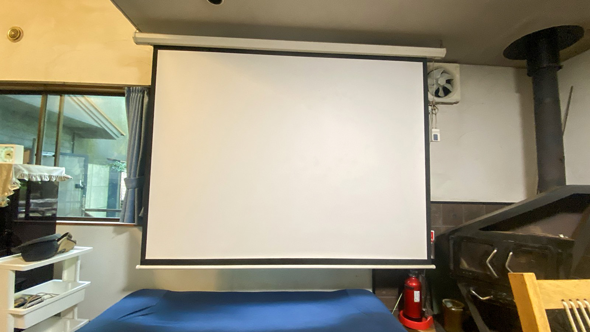 ・【本館・高千穂】プロジェクター＆スクリーンをご用意。リビングでの映画鑑賞もおすすめです