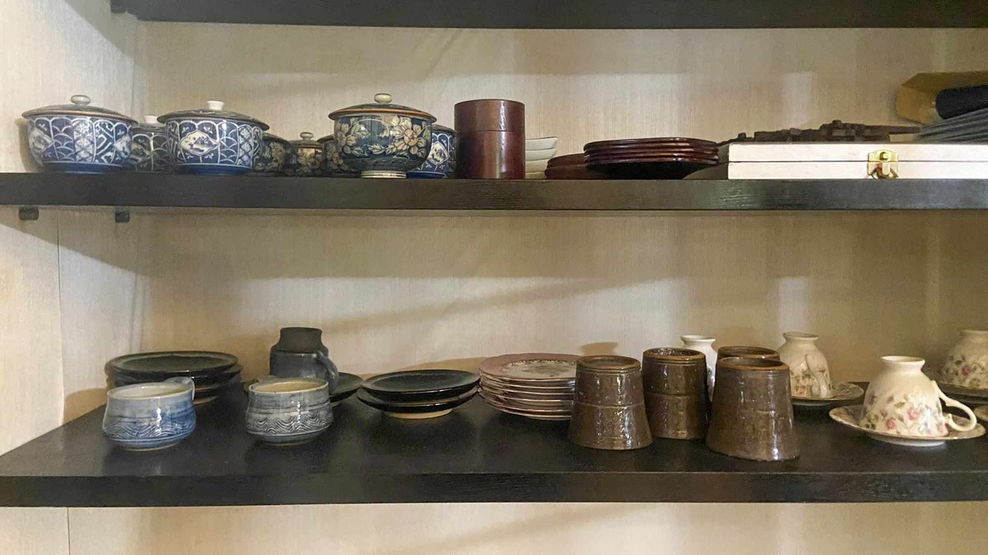 ・【本館・高千穂】湯呑や蓋付の茶碗など用途に応じて使い分けしていただけます