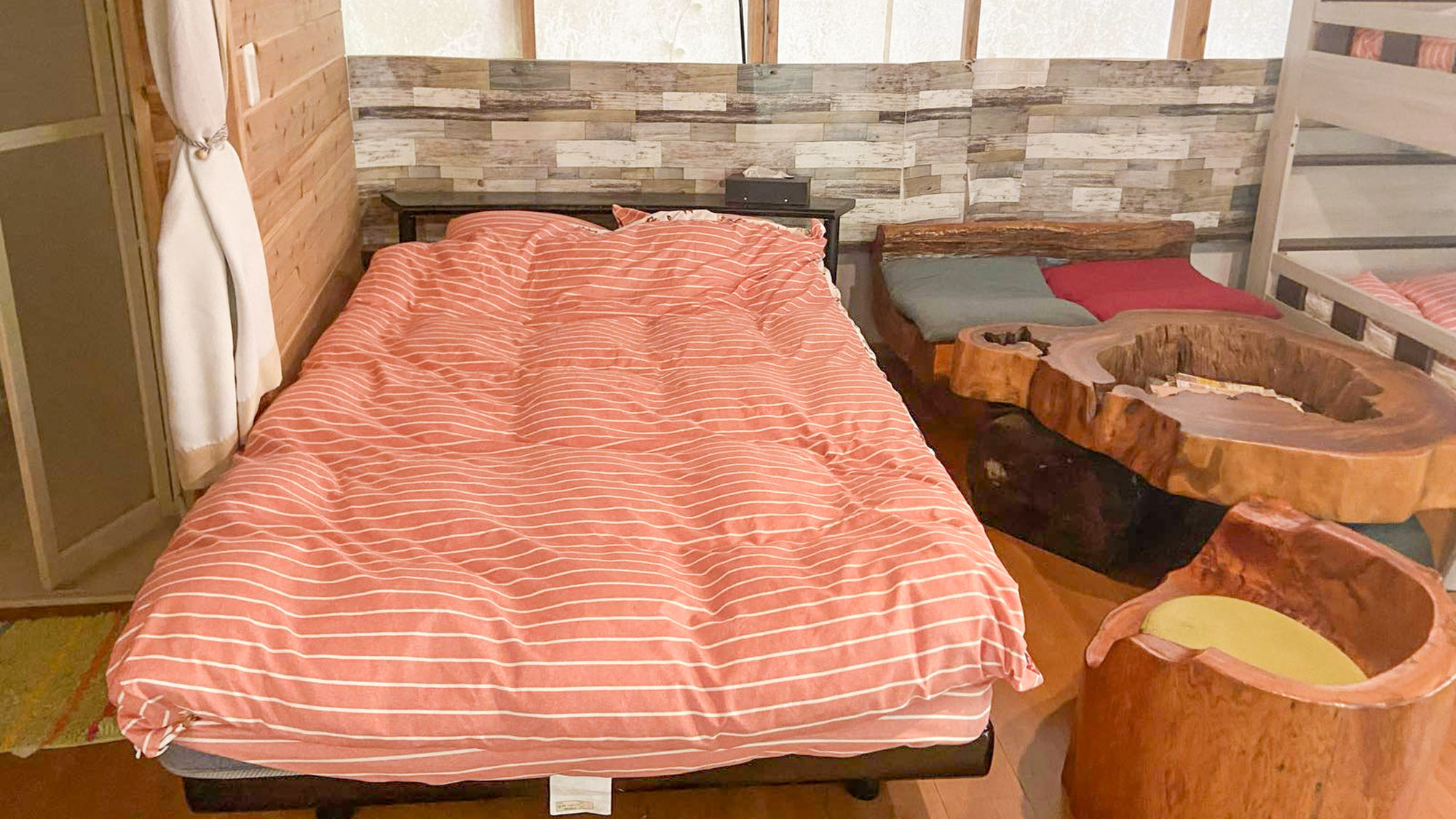 ・【別館・新燃】セミダブルベッド1台を設置。2名様までご利用いただけます