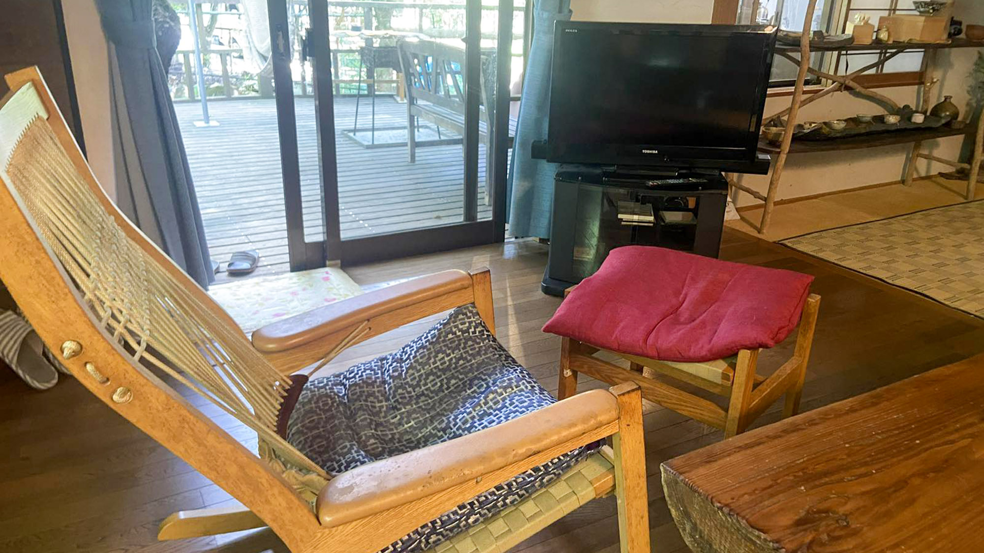 ・【本館・高千穂】ロッキングチェアに座ってリラックス。思わずうたた寝してしまいそうです