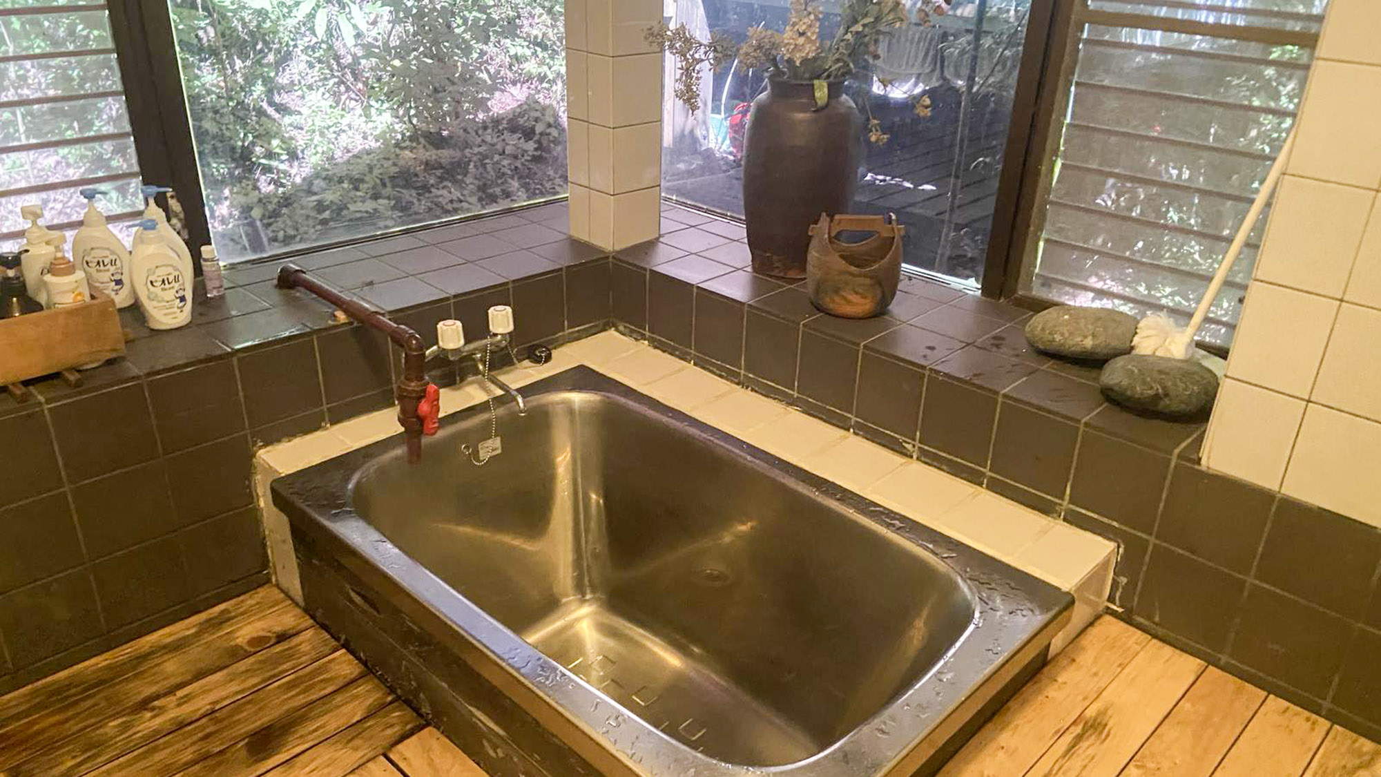 ・【本館・高千穂】外の景色を眺めならのバスタイムをお楽しみください