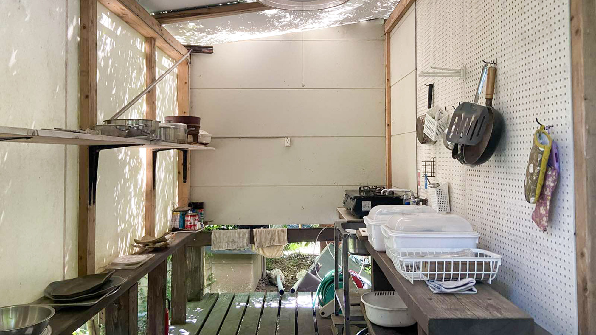 ・【共有スペース】屋根付きなので雨の日でもOK！気軽にアウトドアクッキングをお楽しみください