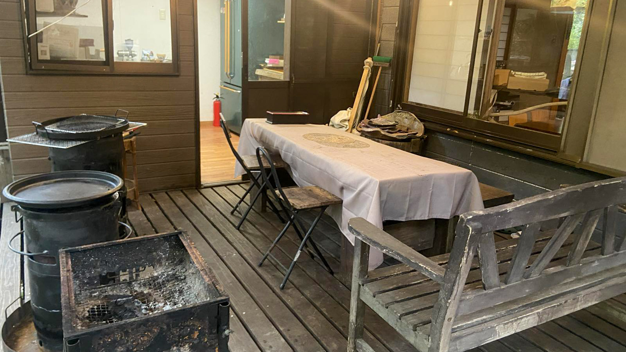 ・【本館・高千穂】ウッドデッキには炭火用BBQ機材を一式ご用意しております