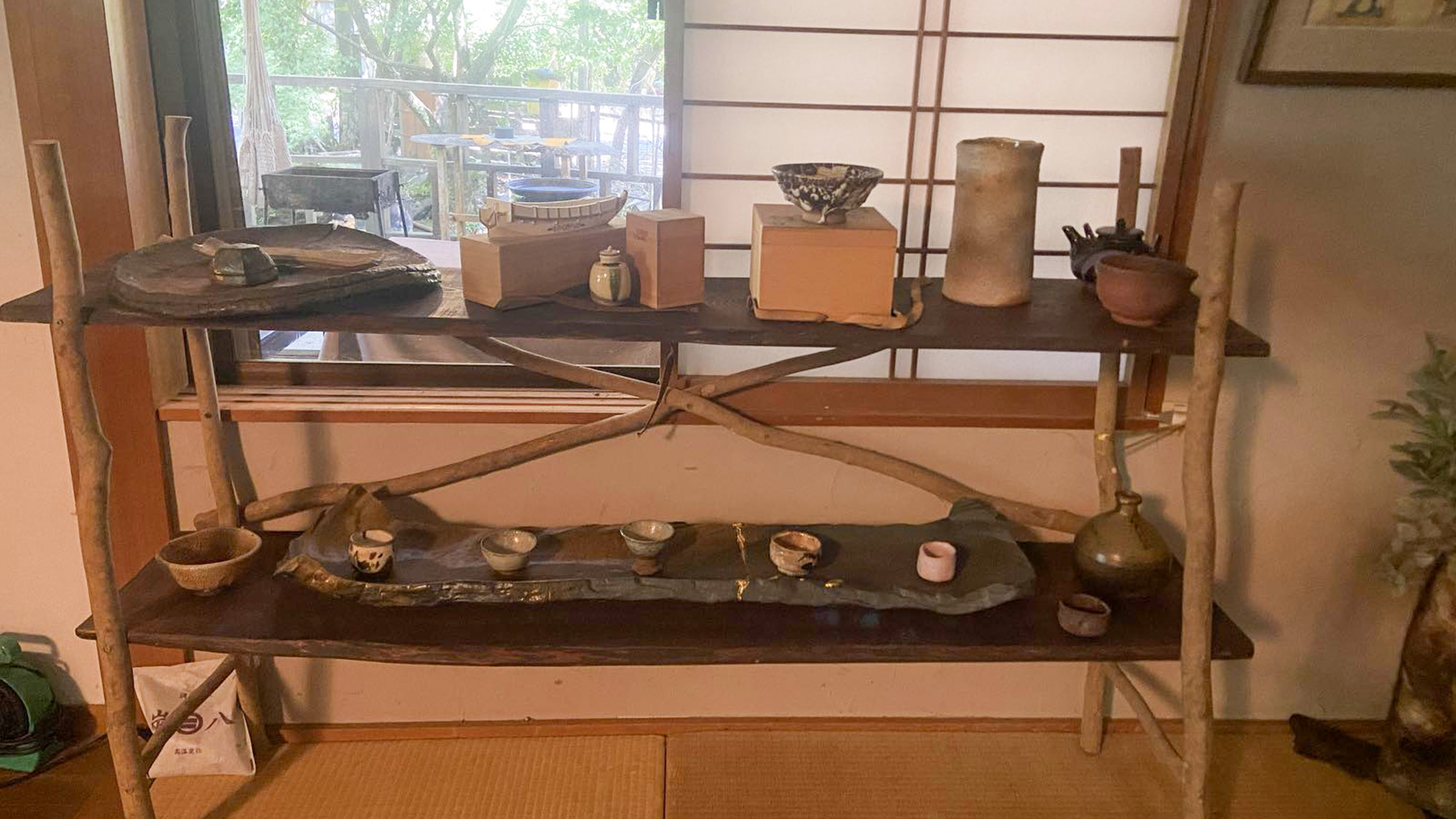 ・【本館・高千穂】オーナーの趣味で集めた焼き物を展示（取り扱いにはご注意ください）