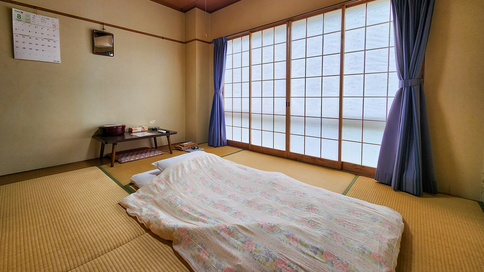 #和室6畳　当館は全室和室となっております。畳や木の温もりを感じるお部屋です。