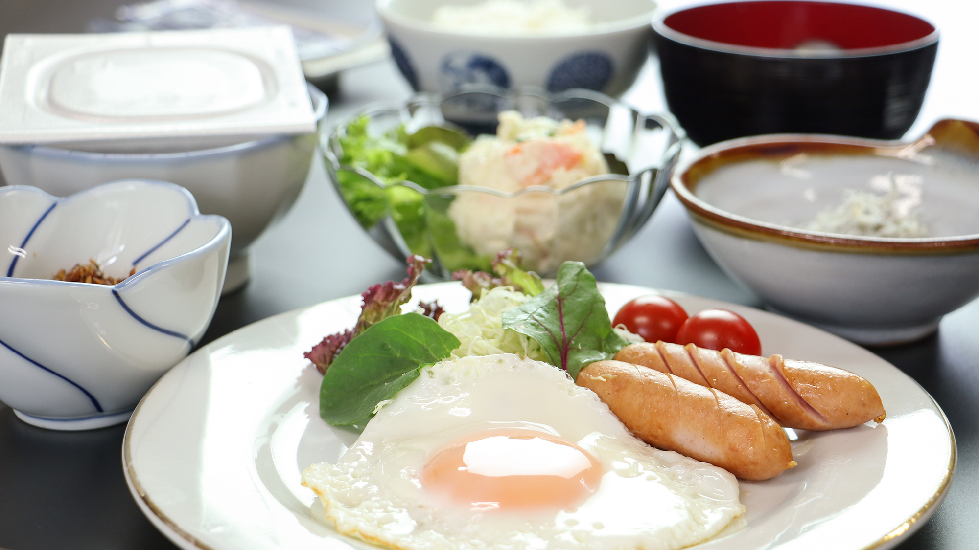 #朝食　シンプルかつ王道の献立。しっかりと朝食を食べ、気持ちの良い朝をお過ごしください。
