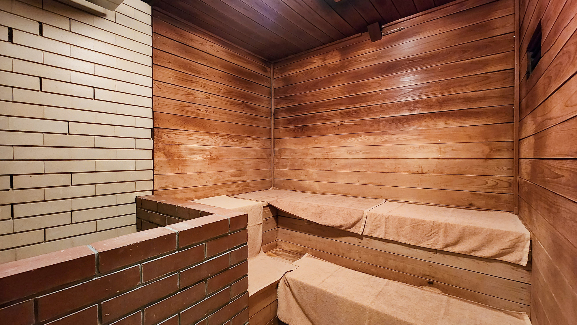 #男風呂　ゆったりとした大き目のお風呂には、サウナ室を完備。