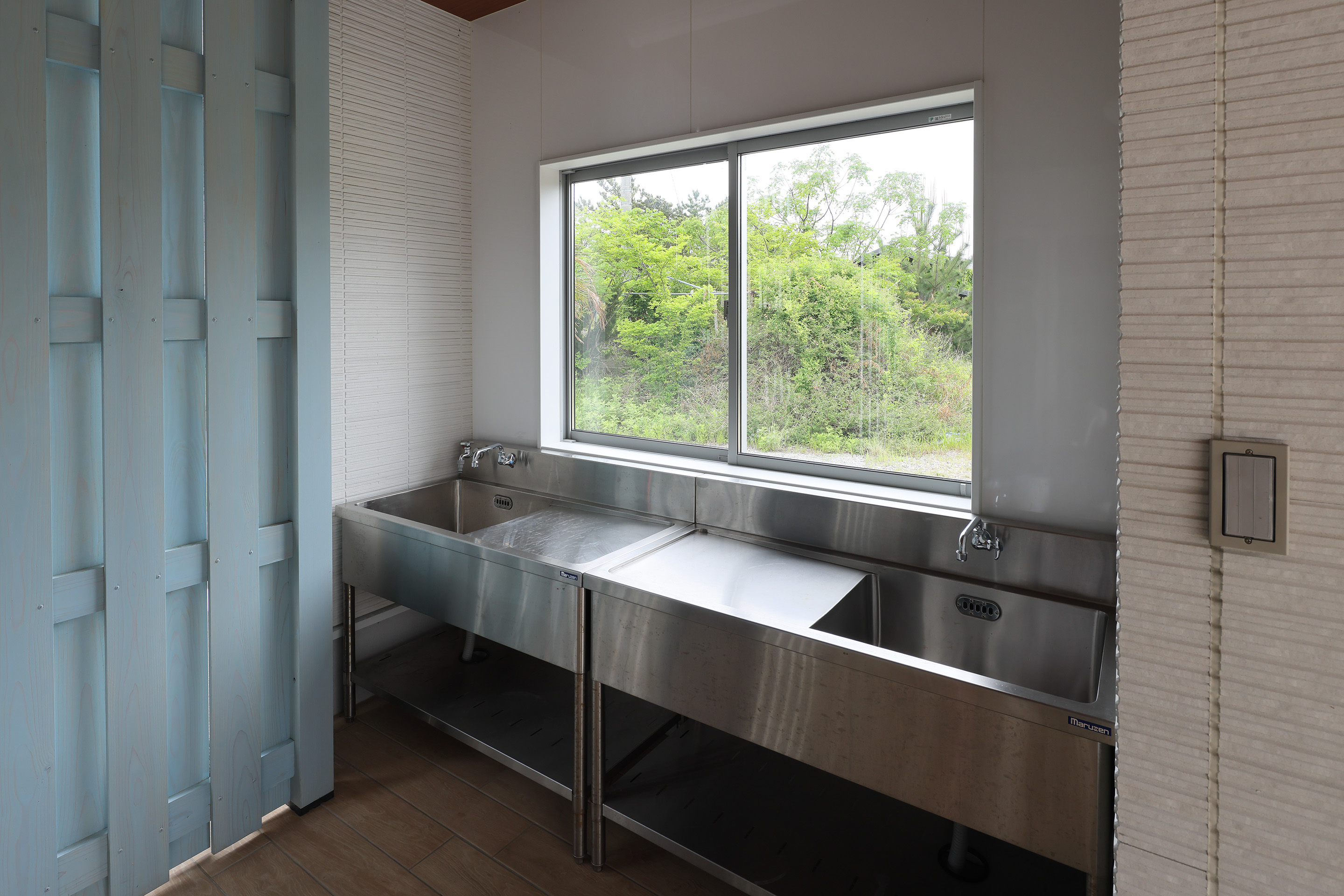 玄関そばの流し台｜釣った魚はここですぐに処理ができます