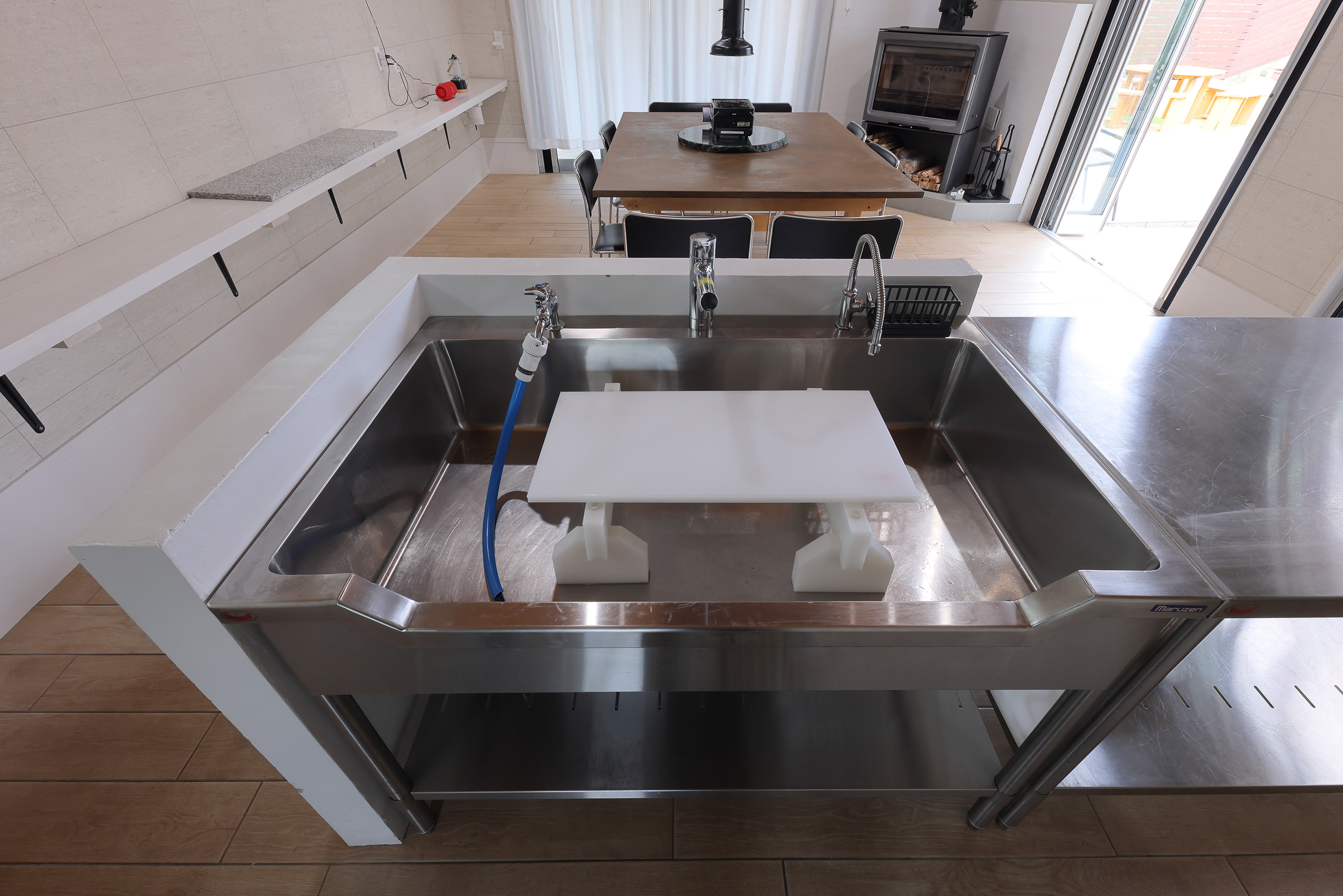 釣った魚はすぐにさばいたり処理したり。専用のまな板やウロコ取りなどの道具も豊富にございます。