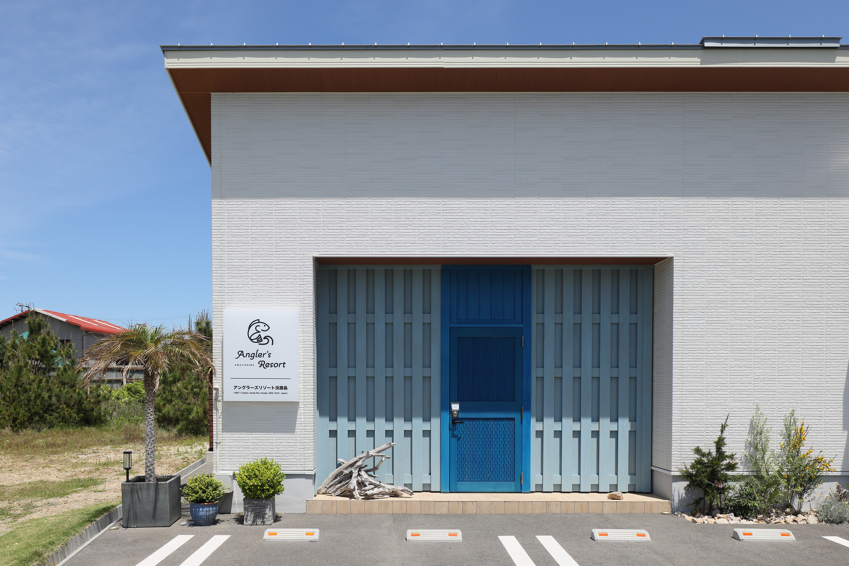 玄関前に3台の駐車場があります。4台目以上はお隣の空き地に駐車いただくこともできます。