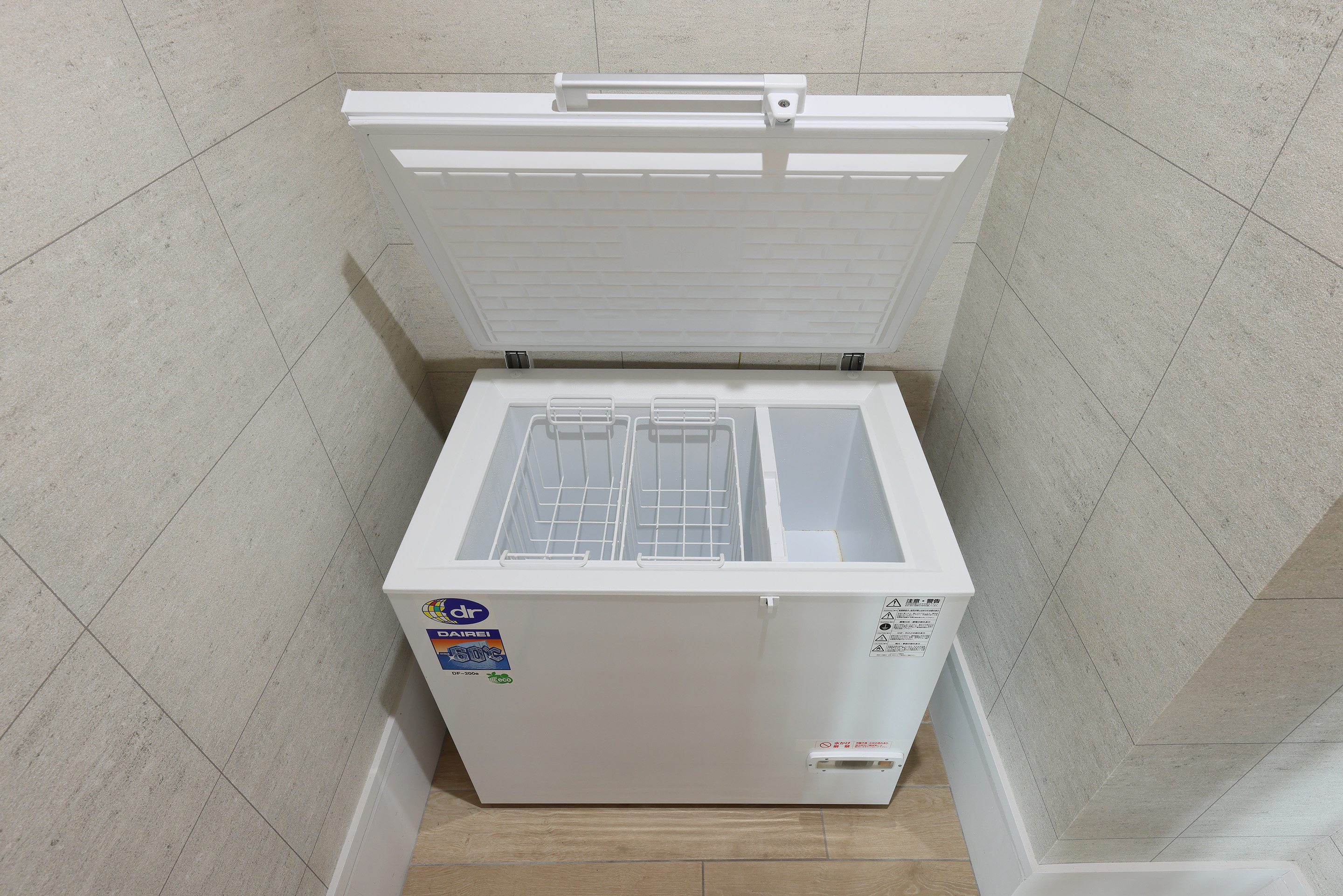 -60℃の業務用冷凍庫で、釣った魚も急速冷凍可能です。