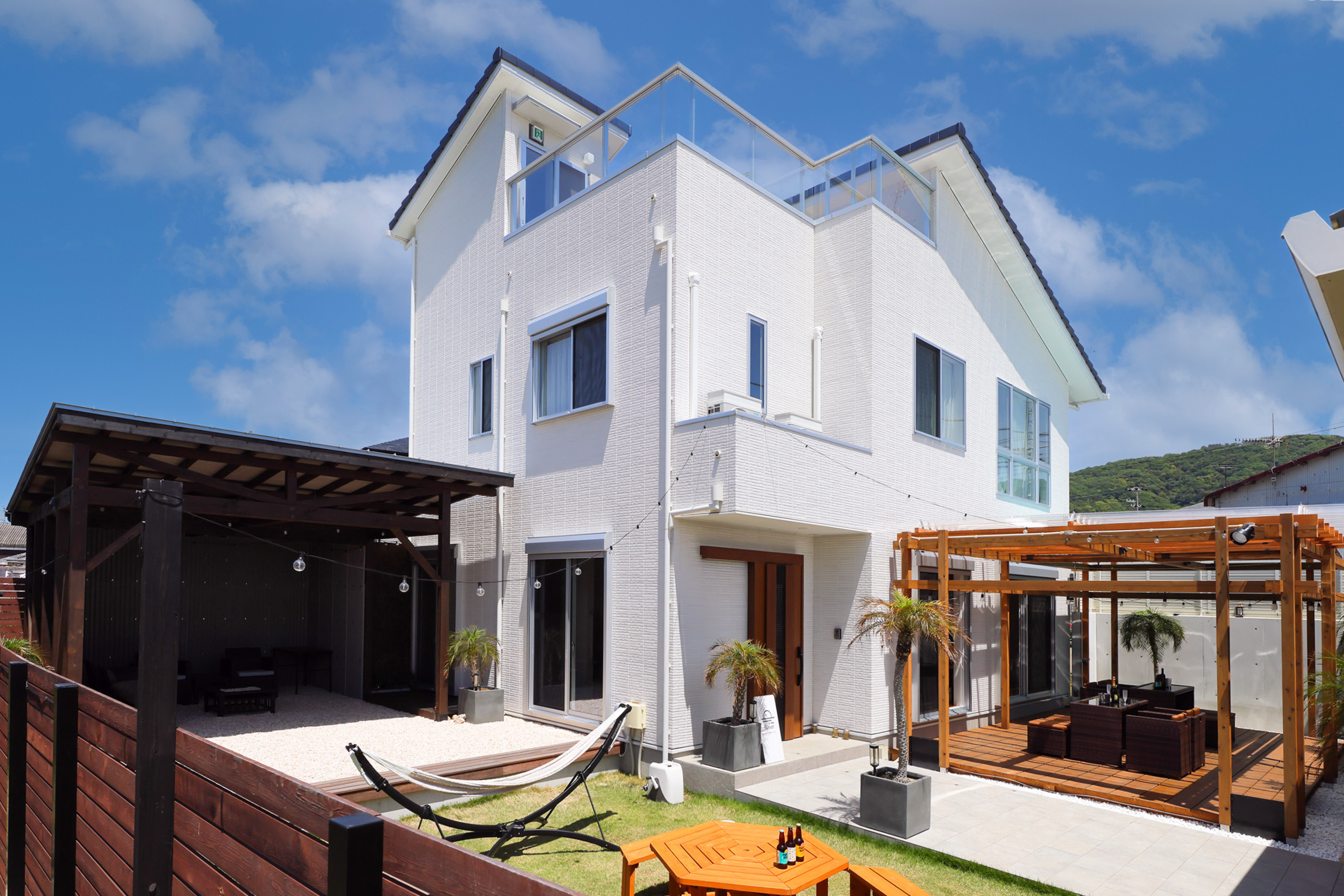 ダイニング棟-IKARI-とレジデンス棟-SUNSET-の2棟建てです