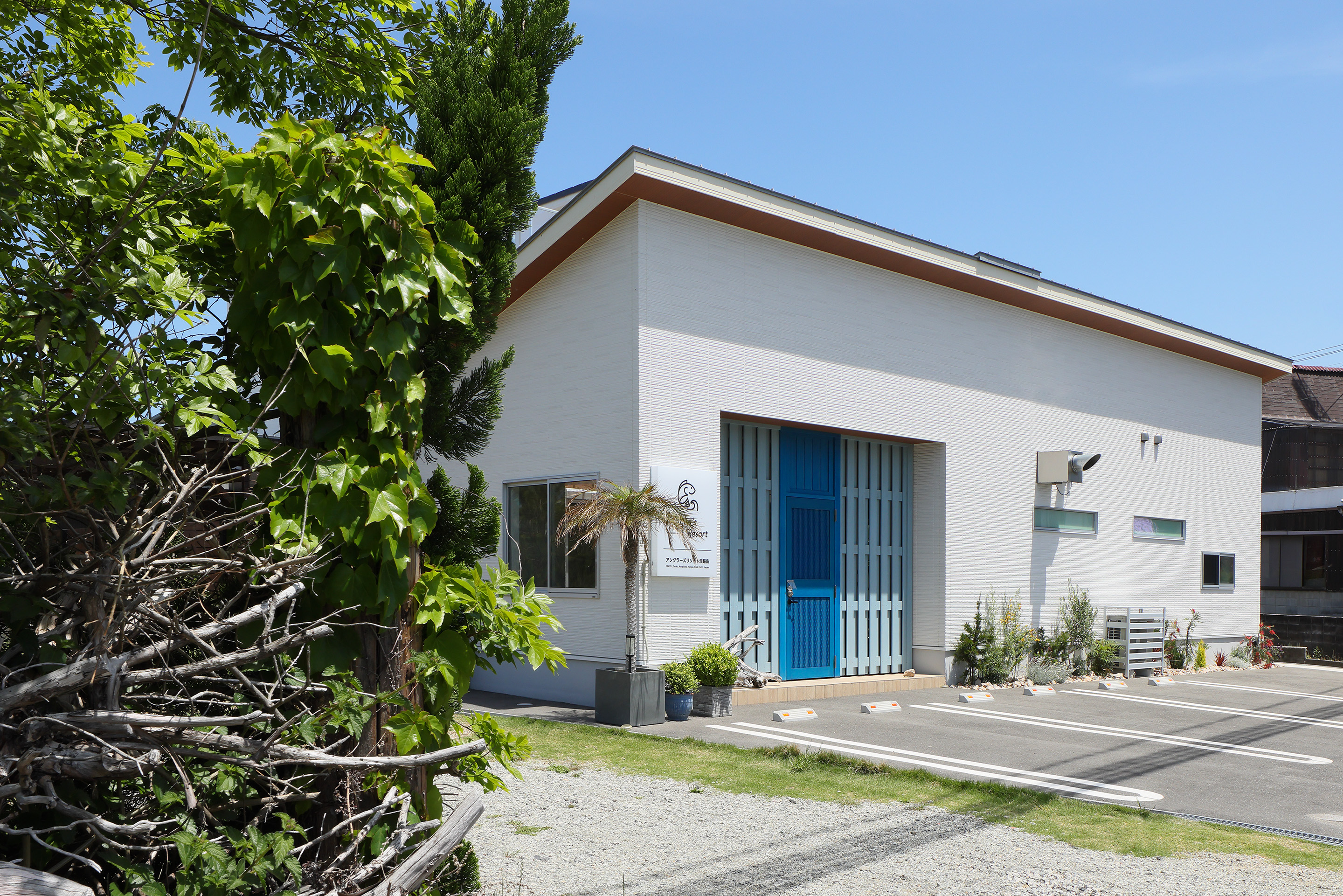 玄関前に3台の駐車場があります。4台目以上はお隣の空き地に駐車いただくこともできます。