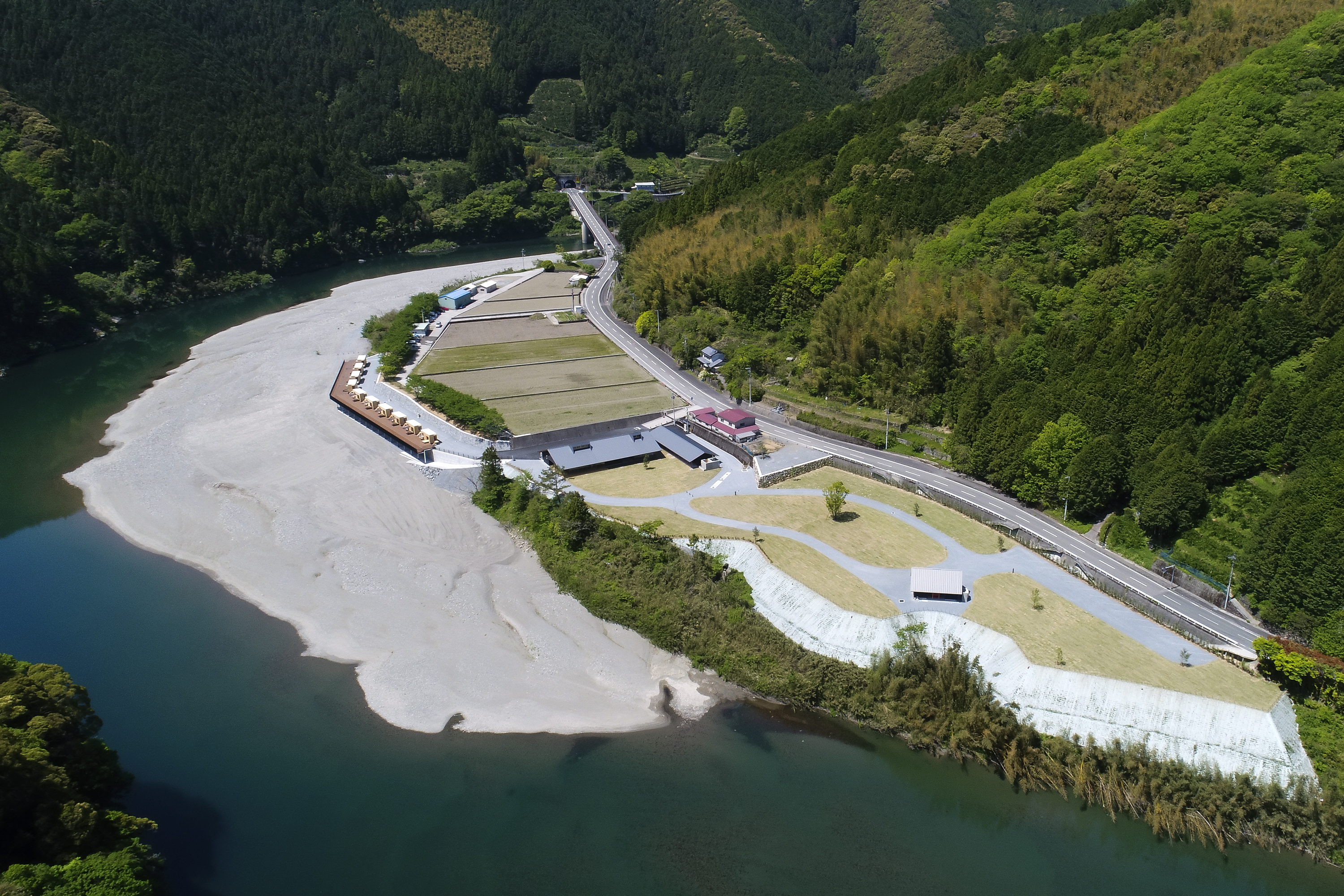 奇跡の清流と呼ばれる仁淀川のほとりに位置するため、川遊びなども満喫できる。