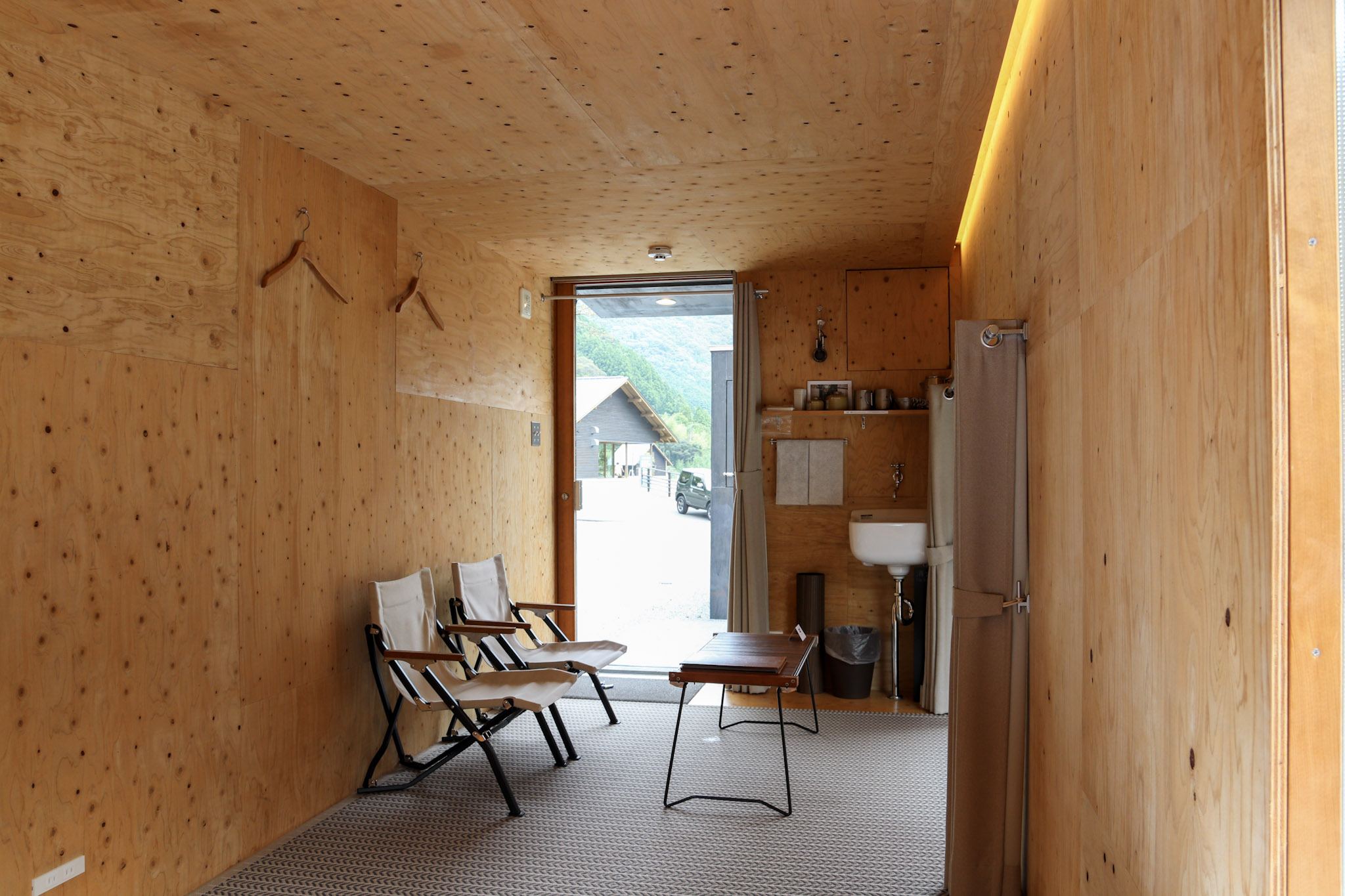 Snow Peak製品を使用した室内でアウトドア気分を味わえます。