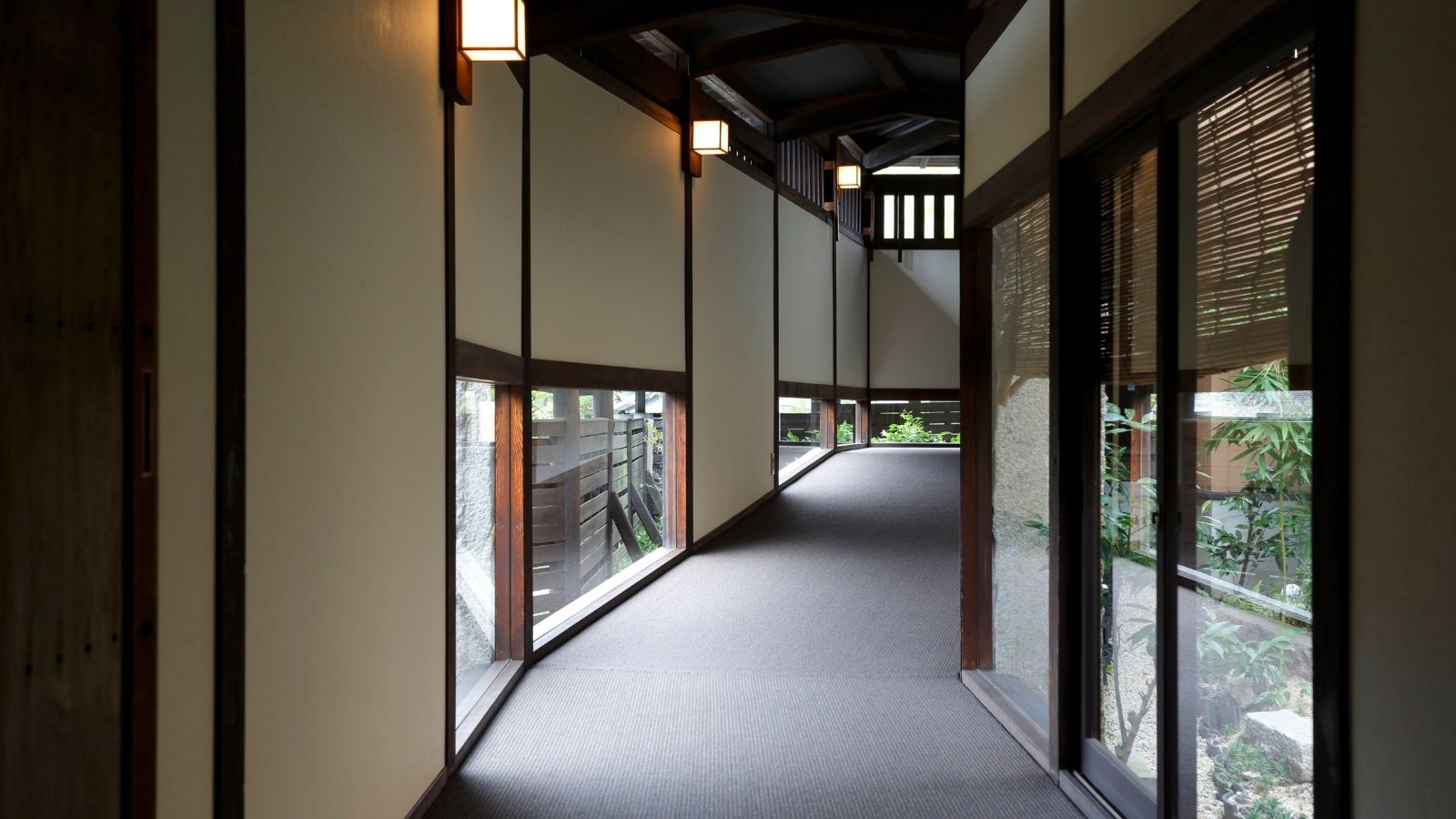 島宿真里｜館内
