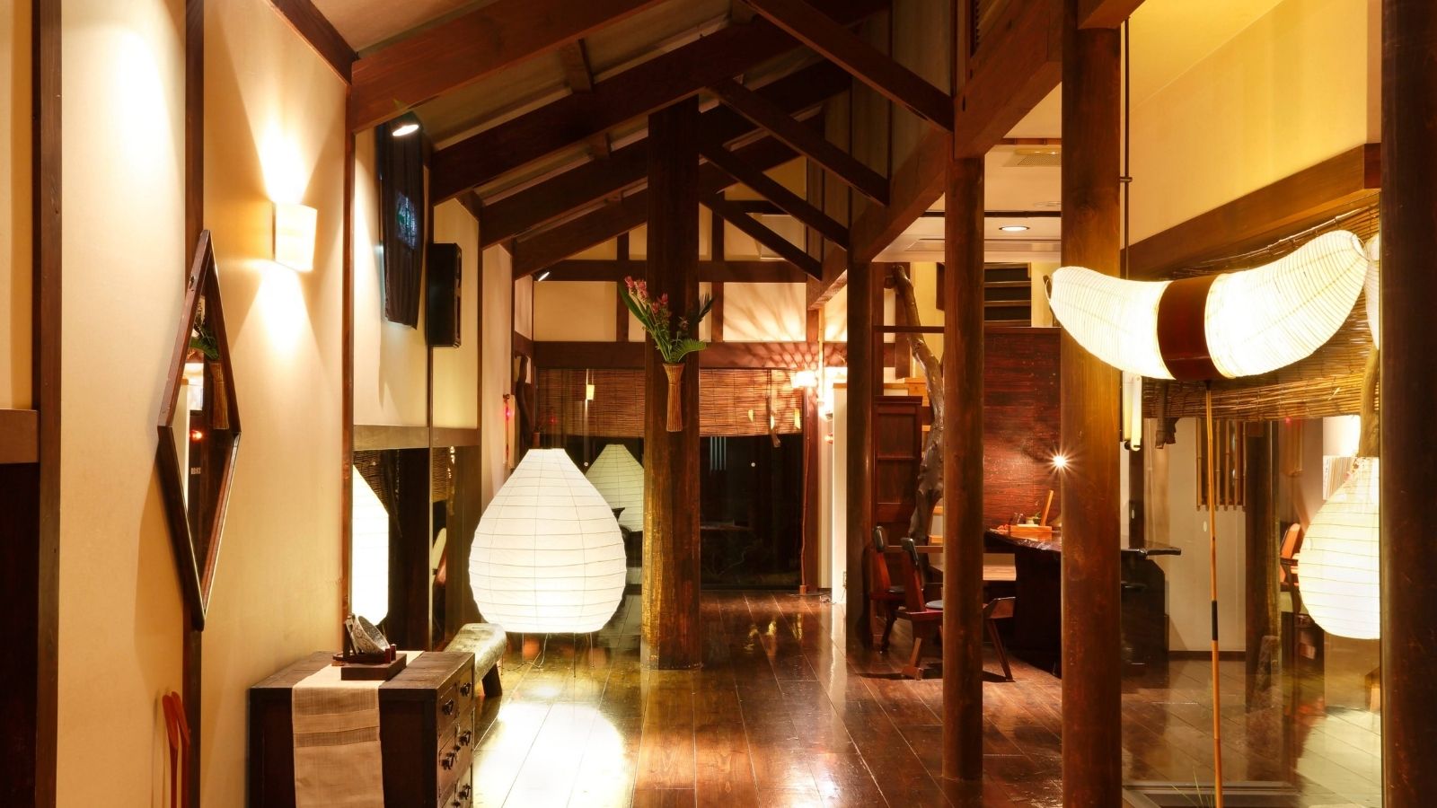 島宿真里｜館内