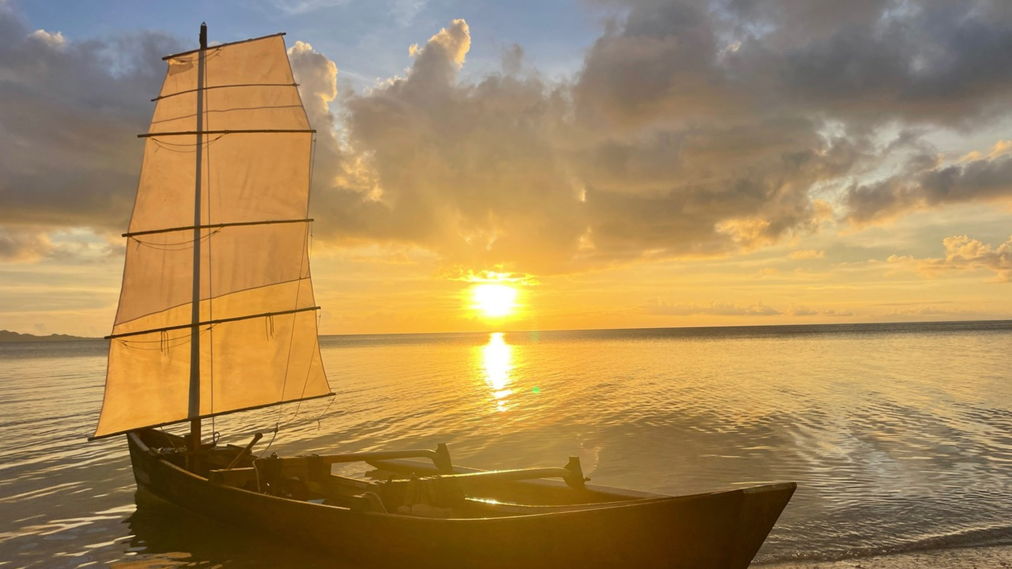 ・【アクティビティ】沖縄伝統木造船「帆掛けサバニ」でサンセットクルージングを体験できます(有料)