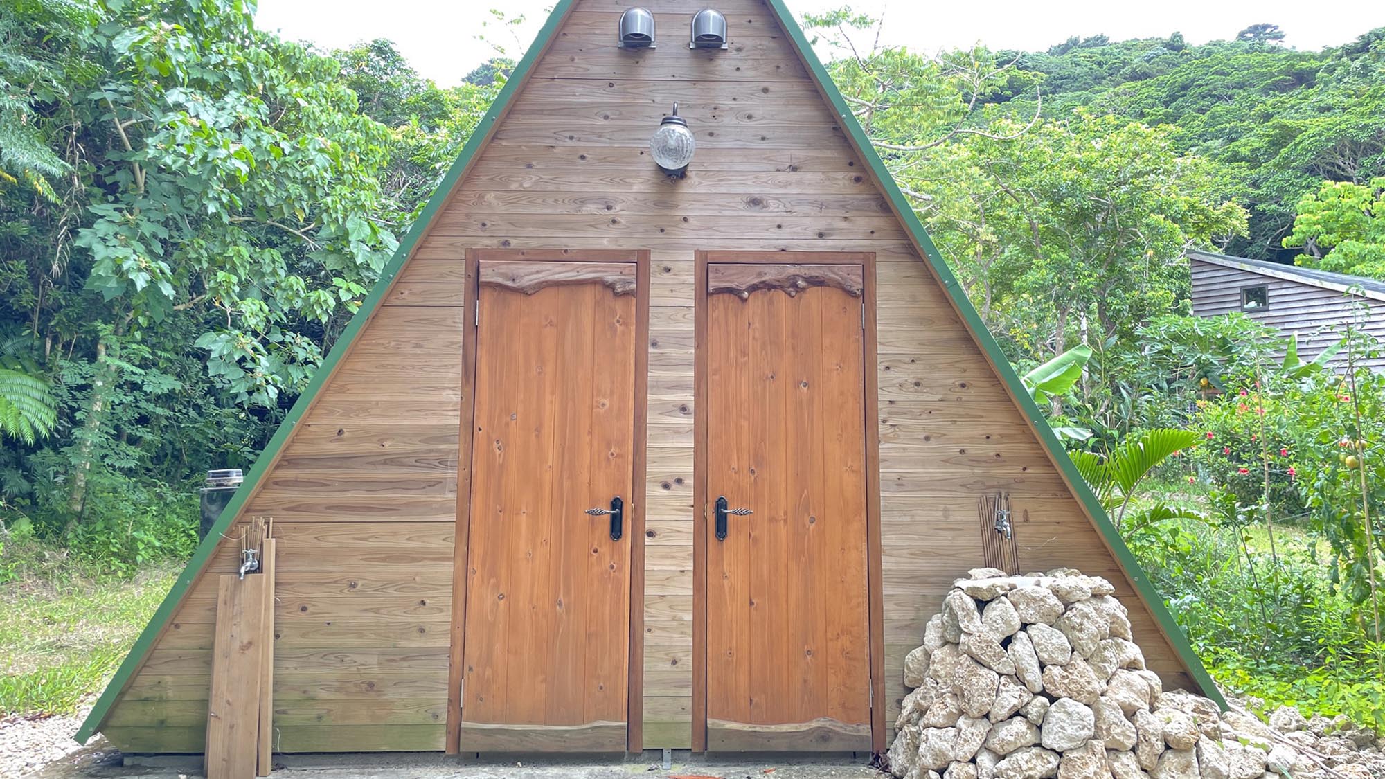 ・【トイレ・シャワー棟／外観】別棟にあるシャワー・トイレは客室専用なので、キャンプ初心者でも安心