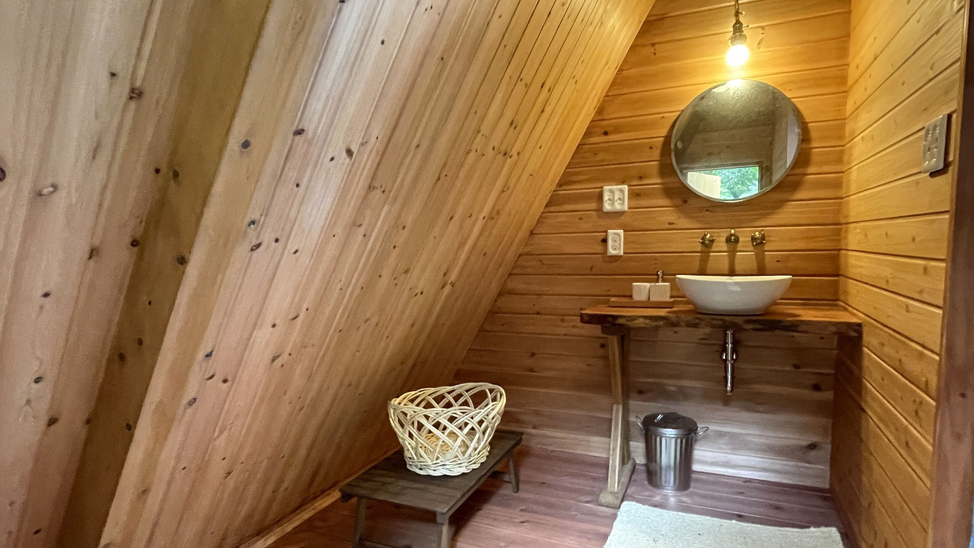 ・【別棟／脱衣所・洗面所】別棟にあるシャワー・トイレは客室専用なので、キャンプ初心者でも安心