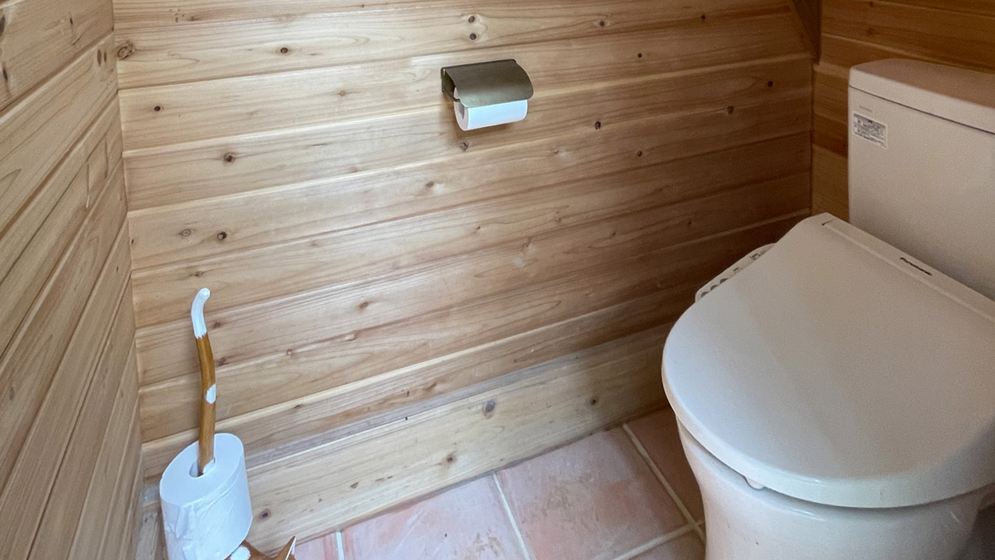 ・【トイレ・シャワー棟】清潔感のある洗浄機付便座トイレ