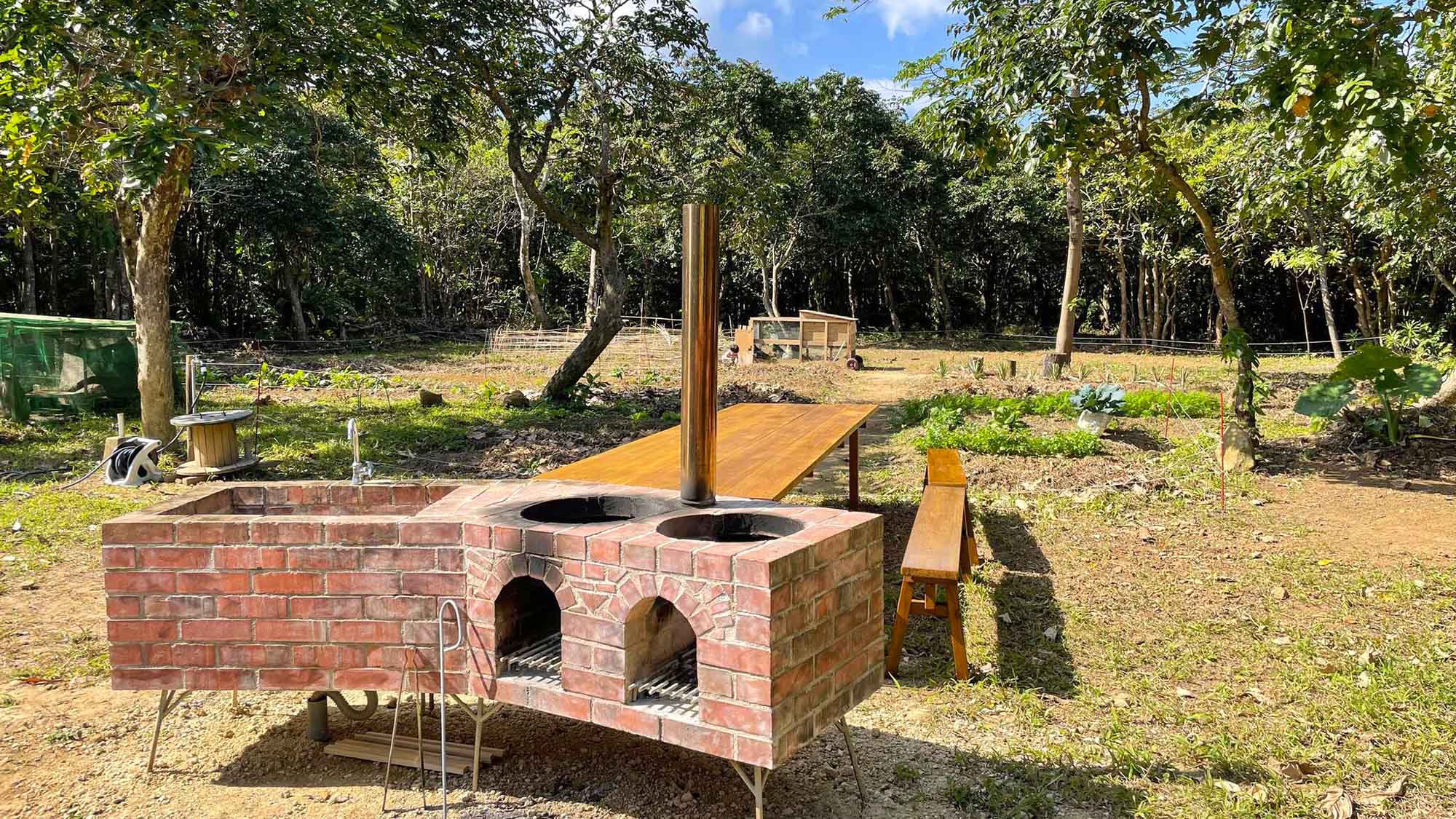 ・【かまど】薪を使って火を起こし、楽しみながら炊くかまどご飯は絶品です