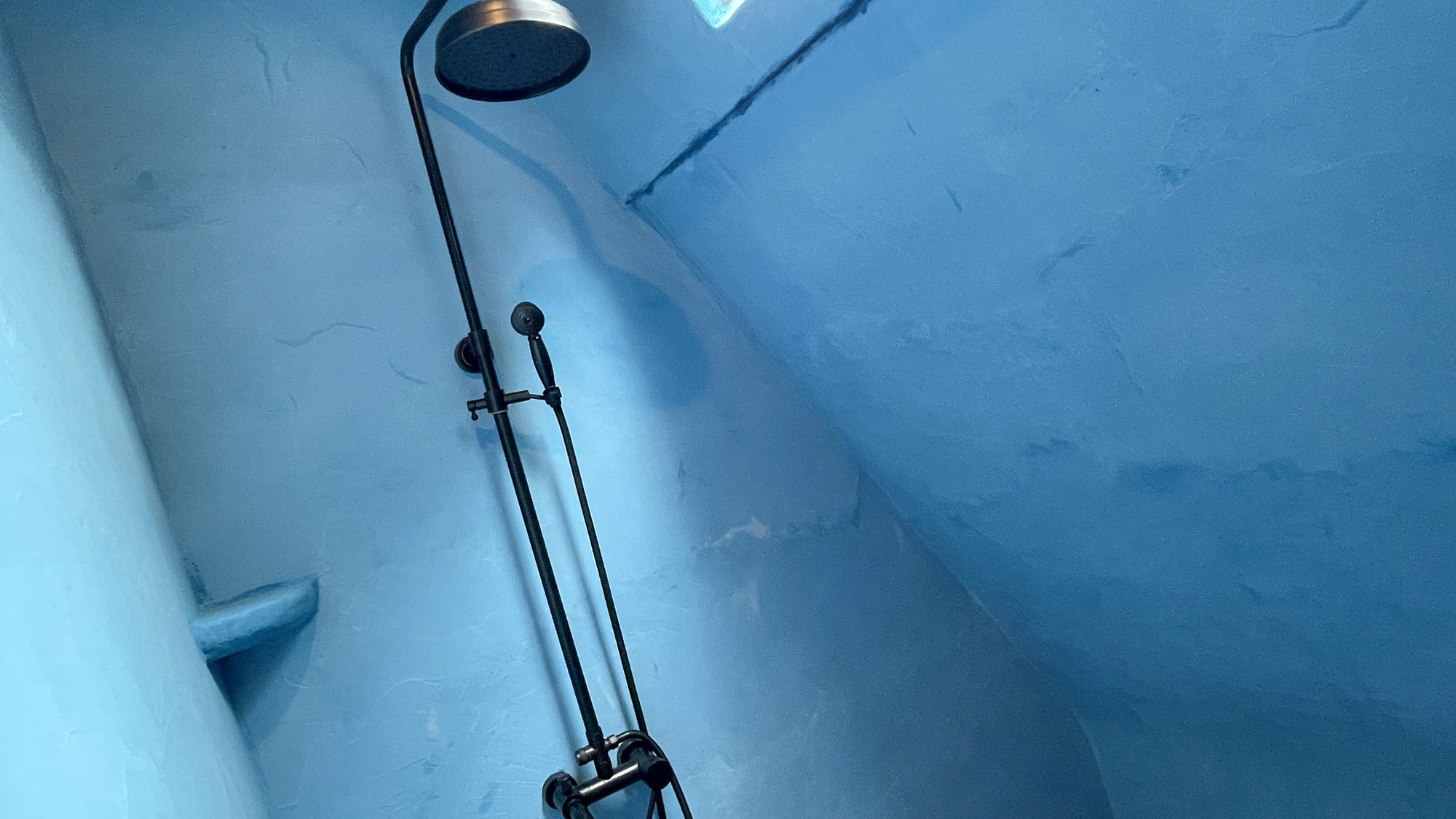 ・【トイレ・シャワー棟】オーバーヘッドシャワーにて快適なバスタイムを