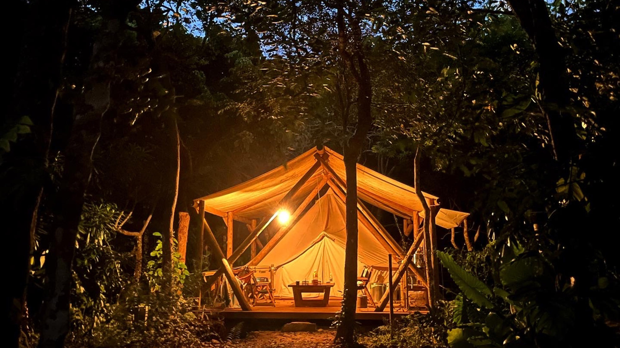 ・【グランピングテント／外観】広々テントで自然と一体になる快適空間